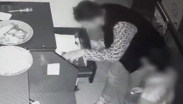 KONYA'DA BİR ARAÇTAN 50 BİN LİRA ÇALDIKTAN SONRA FARK ETTİĞİ GÜVENLİK KAMERASINA EL SALLAYAN...