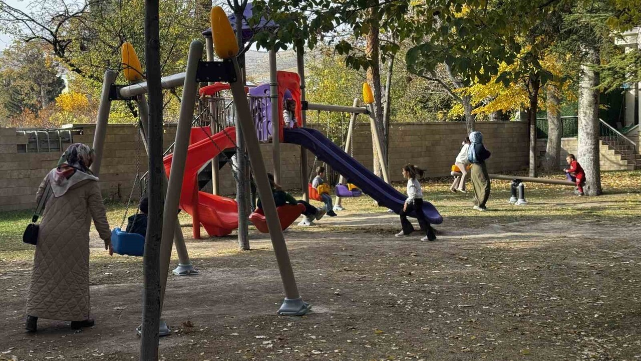 KONYA'DA BULUNAN MERAM ÇAYI'NIN KIYISINDA ASIRLARDIR AYAKTA DURAN MERAM TARİHİ KÖPRÜSÜ HAFTA SONU...