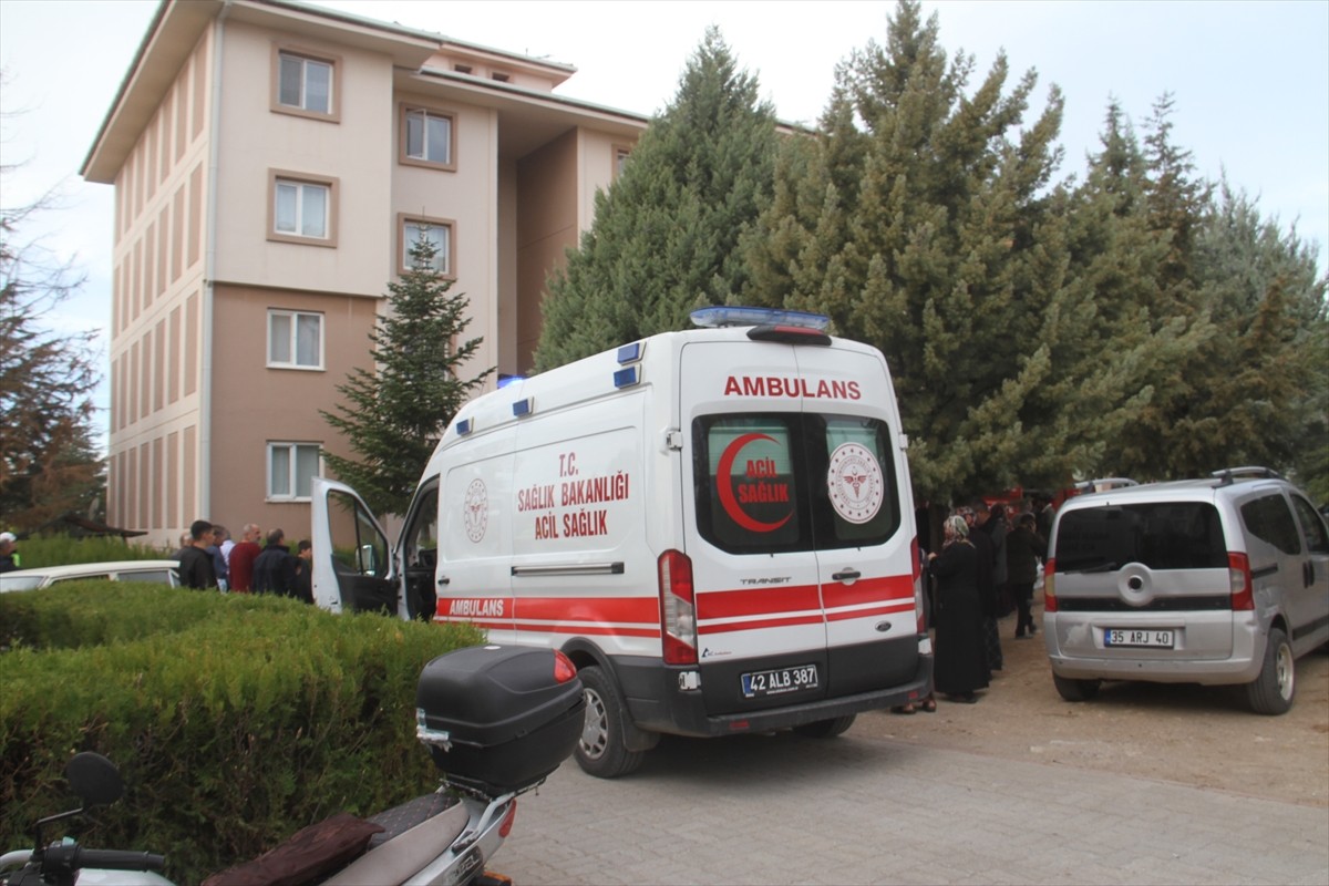 Konya'nın Beyşehir ilçesinde 4 katlı binada çıkan yangında yaralanan kadın hastaneye kaldırıldı....