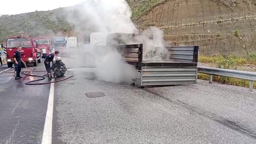 KONYA-ANTALYA D-687 KARAYOLUNDA MERMER YÜKLÜ TIR DORSESİNDE, RAMPADAN İNDİĞİ SIRADA ÇIKAN YANGIN...