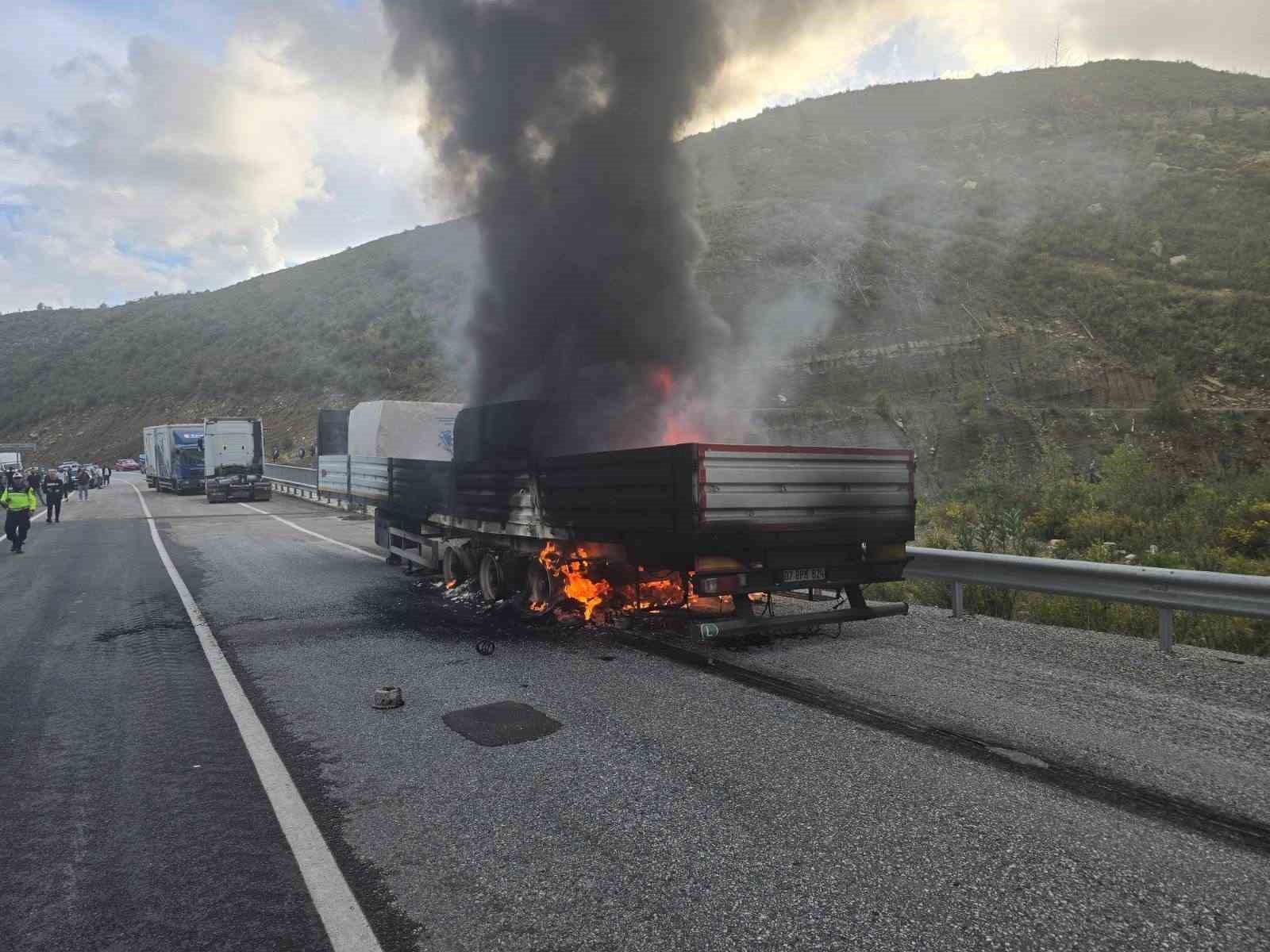 KONYA-ANTALYA D-687 KARAYOLUNDA MERMER YÜKLÜ TIR DORSESİNDE, RAMPADAN İNDİĞİ SIRADA ÇIKAN YANGIN...