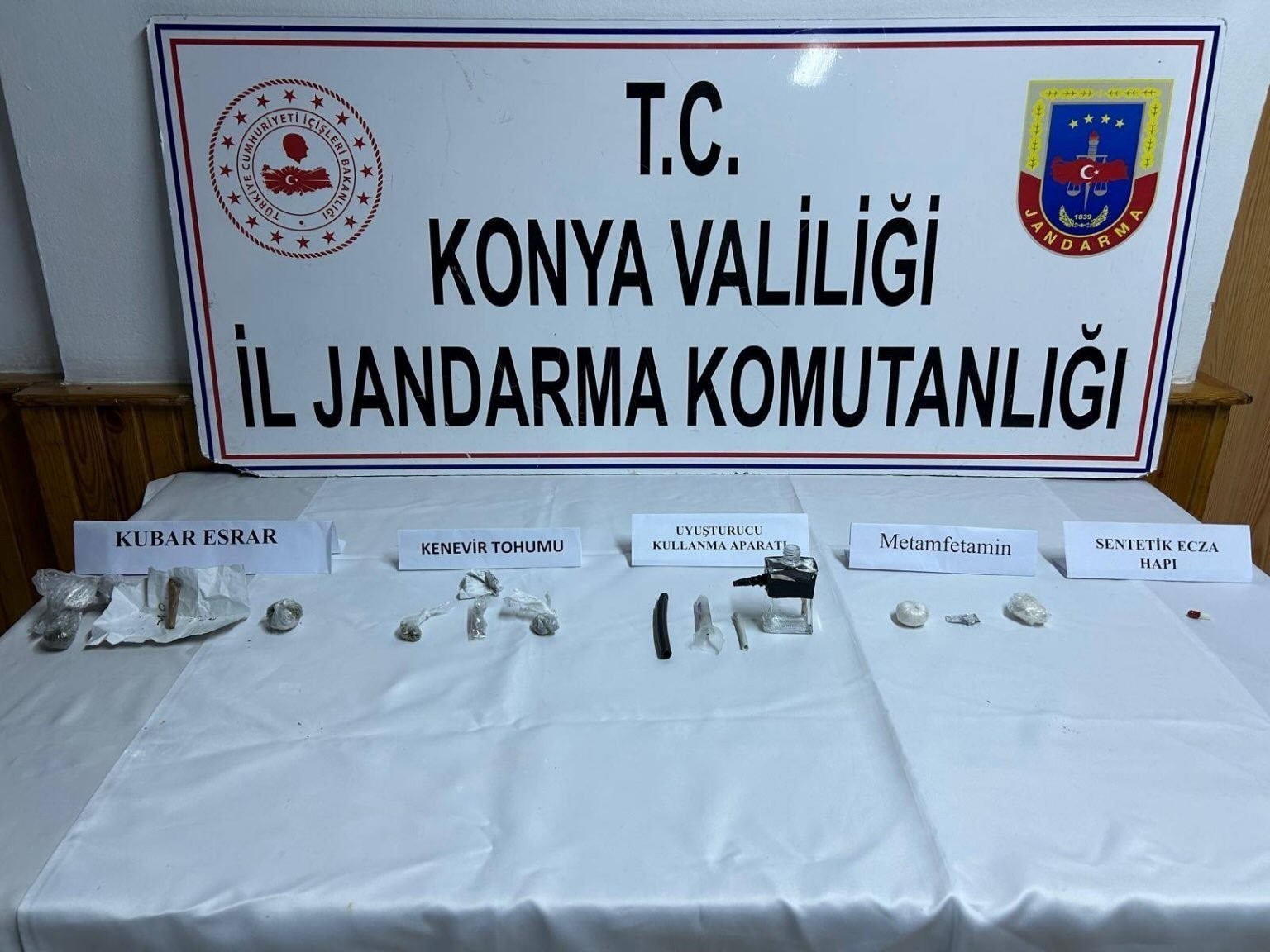 KONYA’DA JANDARMA EKİPLERİNİN YAPTIĞI OPERASYON SONUCUNDA ÜZERİNDE UYUŞTURUCU MADDE ELE GEÇİRİLEN...