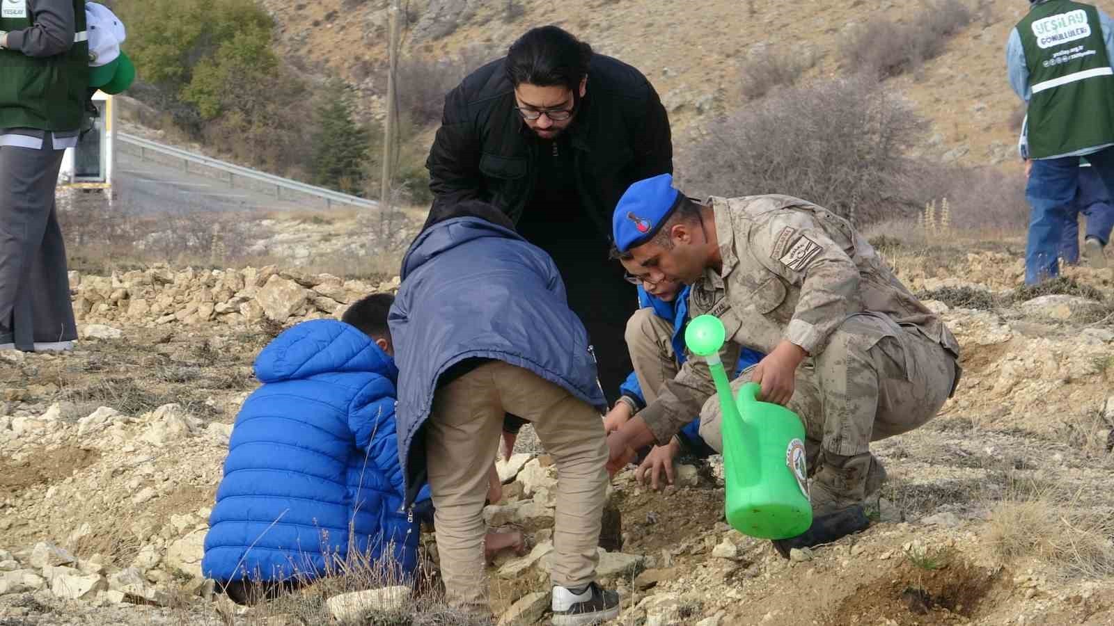 KONYA’DA ‘MİLLİ AĞAÇLANDIRMA GÜNÜ’ DOLAYISIYLA 33 BİN 811 FİDAN TOPRAKLA BULUŞTU.