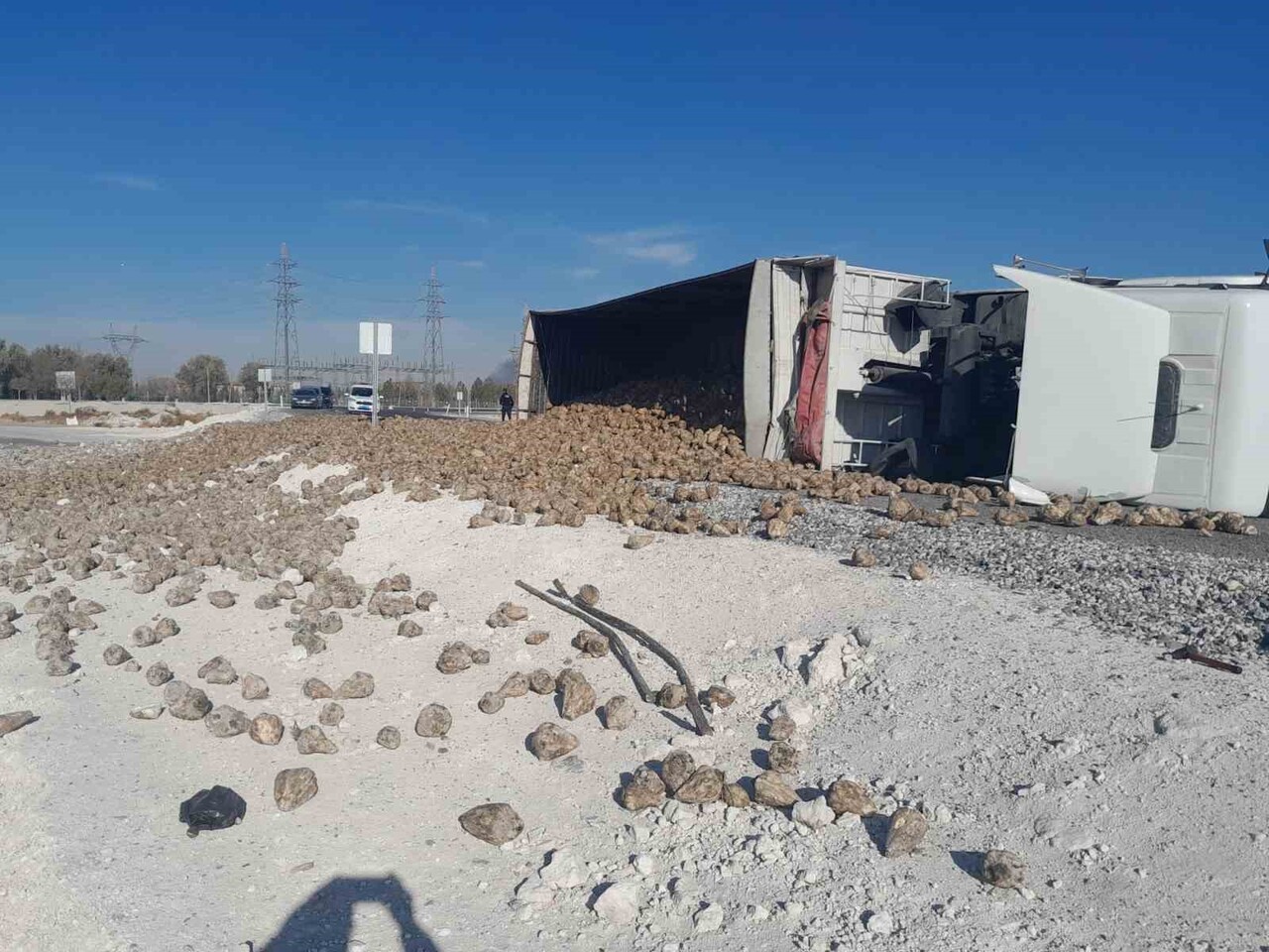 KONYA’NIN KARAPINAR İLÇESİNDE SÜRÜCÜSÜNÜN DİREKSİYON HAKİMİYETİNİ KAYBETMESİ SONUCU PANCAR YÜKLÜ...