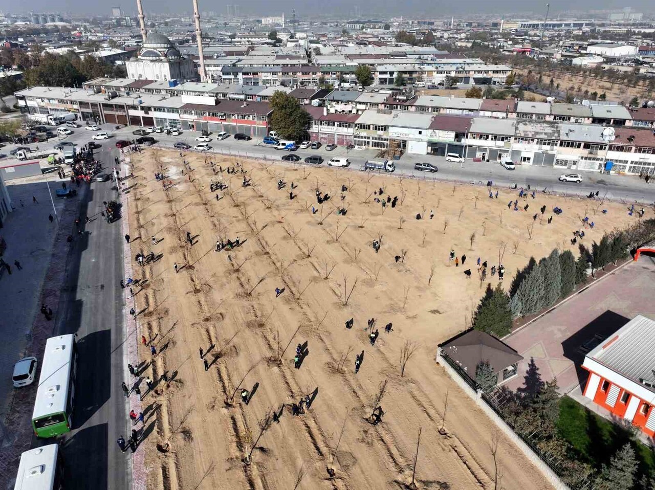 KONYA’NIN MERKEZ KARATAY İLÇE BELEDİYESİ, FEVZİ ÇAKMAK MAHALLESİ’NDE DÜZENLEDİĞİ FİDAN DİKME...