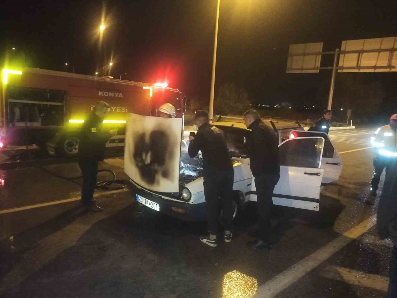 KONYA’NIN SEYDİŞEHİR İLÇESİNDE KIRMIZI IŞIKTA BEKLEYEN OTOMOBİL DE ÇIKAN YANGIN İTFAİYE...