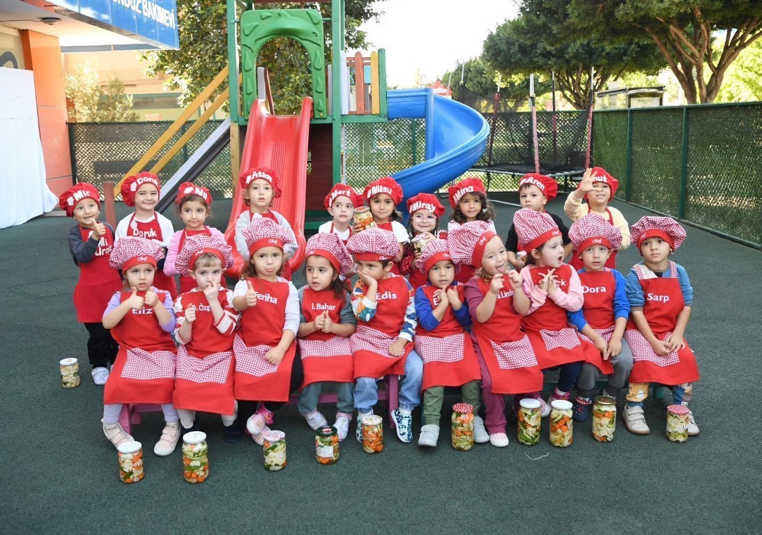 KONYAALTI BELEDİYESİ KREŞ VE GÜNDÜZ BAKIMEVLERİNDE TURŞU KURMA ETKİNLİĞİ GERÇEKLEŞTİRİLDİ....