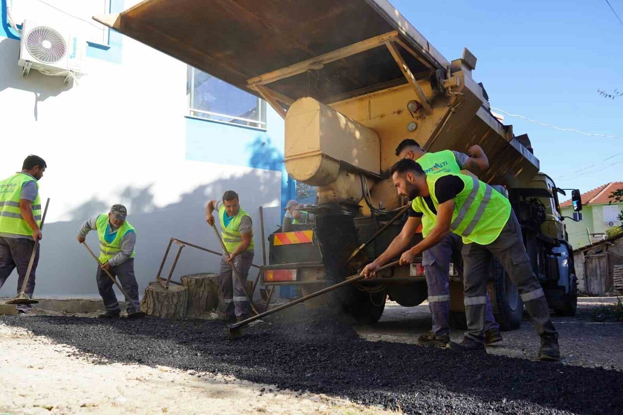 KONYAALTI BELEDİYESİ, ŞEHİT MURAT TALAY'IN AİLESİNİN YAŞADIĞI SOKAKTA SICAK ASFALT ÇALIŞMASI...