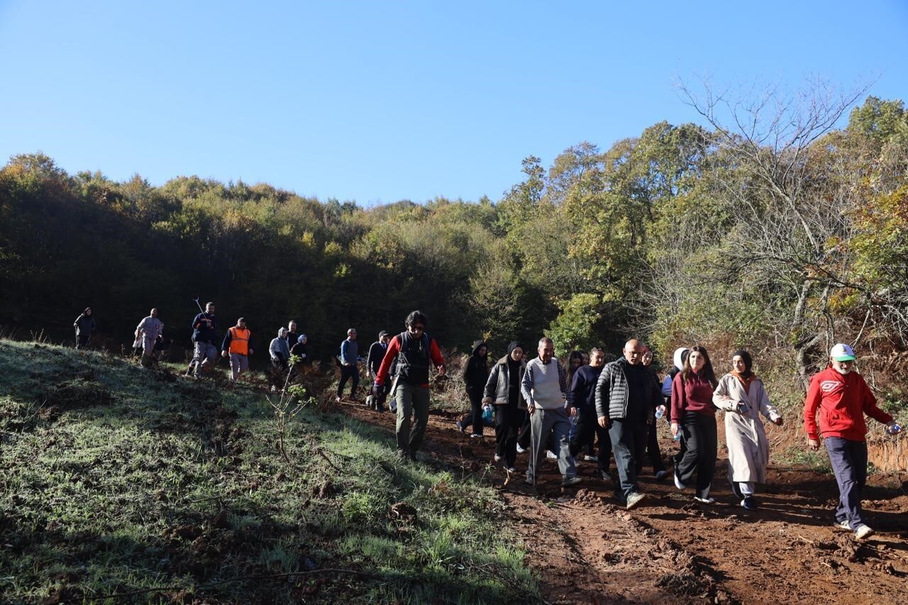 KÖRFEZ BELEDİYESİ TARAFINDAN DÜZENLENEN DOĞA YÜRÜYÜŞÜ ETKİNLİĞİNDE ÖĞRENCİLER VE İLÇE PROTOKOLÜ...