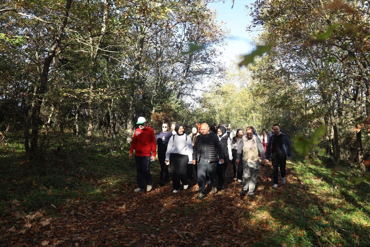 KÖRFEZ BELEDİYESİ TARAFINDAN DÜZENLENEN DOĞA YÜRÜYÜŞÜ ETKİNLİĞİNDE ÖĞRENCİLER VE İLÇE PROTOKOLÜ...