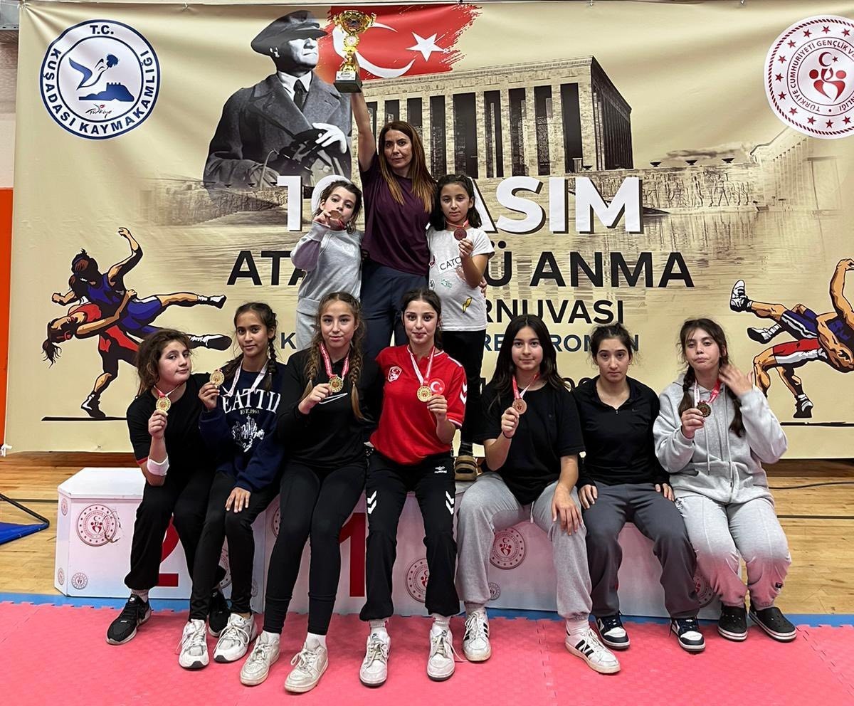 KÖYCEĞİZLİ GÜREŞÇİ KIZLAR MADALYALARI TOPLADI