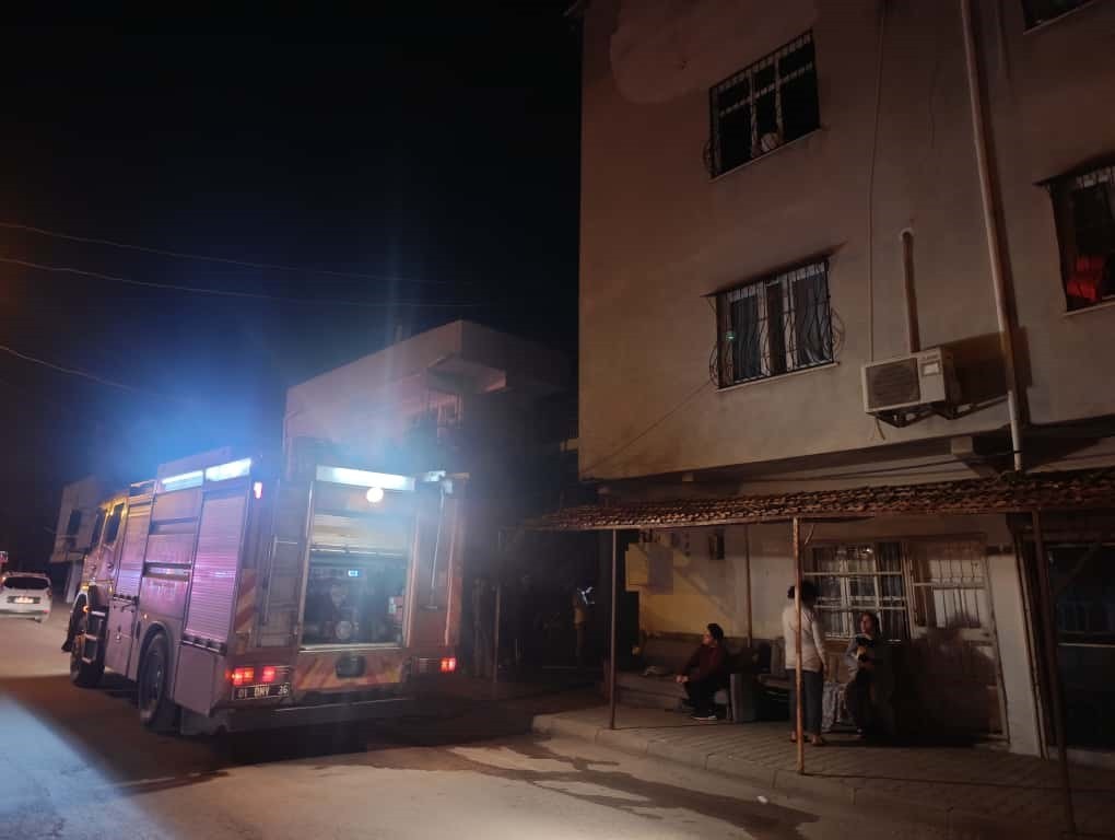 KOZAN'DA GECE ÇIKAN EV YANGININDA EVDE DUMANDAN ETKİLENEN 4 KİŞİ KOZAN DEVLET HASTANESİNDE TEDAVİ...