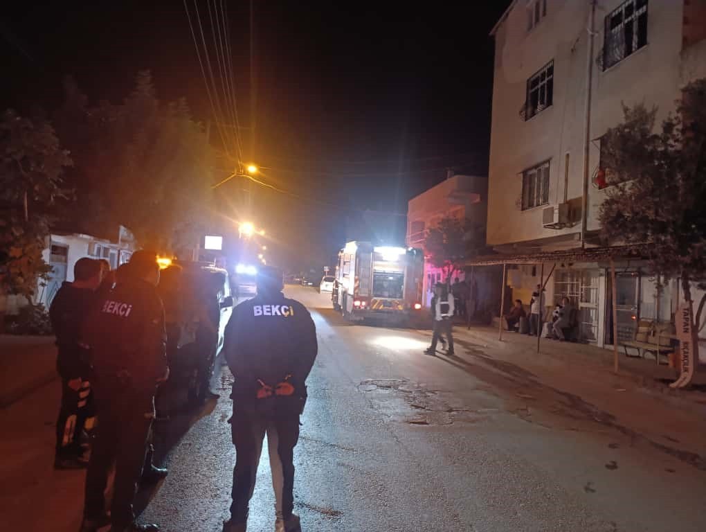 KOZAN'DA GECE ÇIKAN EV YANGININDA EVDE DUMANDAN ETKİLENEN 4 KİŞİ KOZAN DEVLET HASTANESİNDE TEDAVİ...