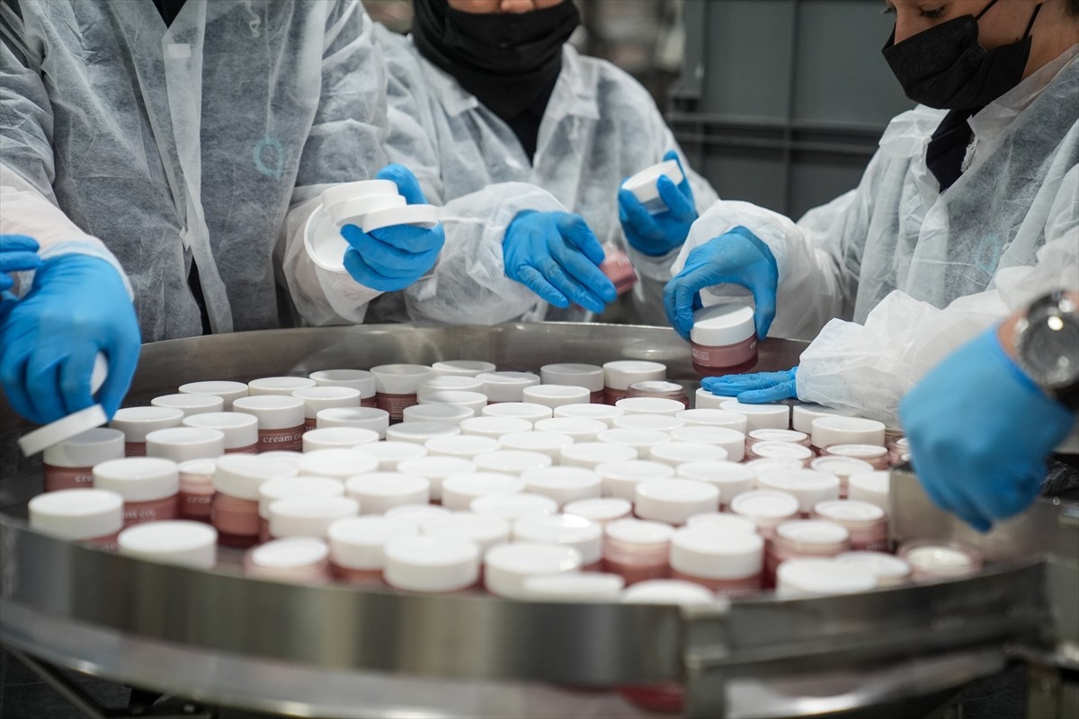 Kozmetiğin stratejik bir sektör olarak kabul edilmesi ve bu yönde teşviklerin sağlanmasının, yerli...