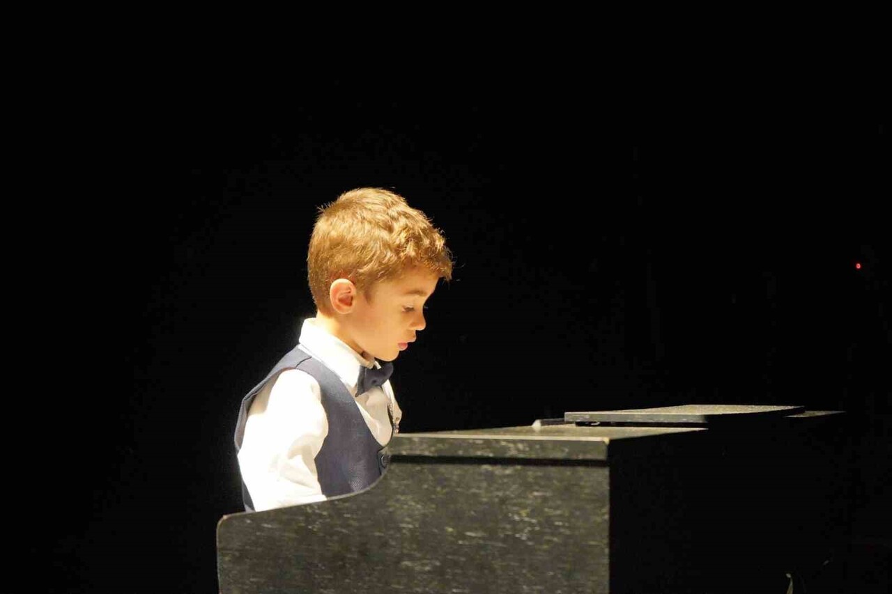 KÜÇÜK PİYANİSTLER HÜNERLERİNİ SERGİLEDİ