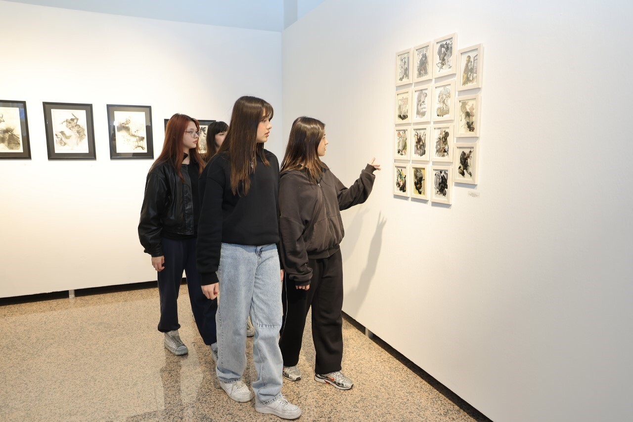 KÜÇÜKÇEKMECE BELEDİYESİ SEFAKÖY GALERİ KÜP, RESSAM ELİF ÇELEBİ’NİN ‘VARLIĞIN ARAYÜZÜ’ ADLI RESİM...