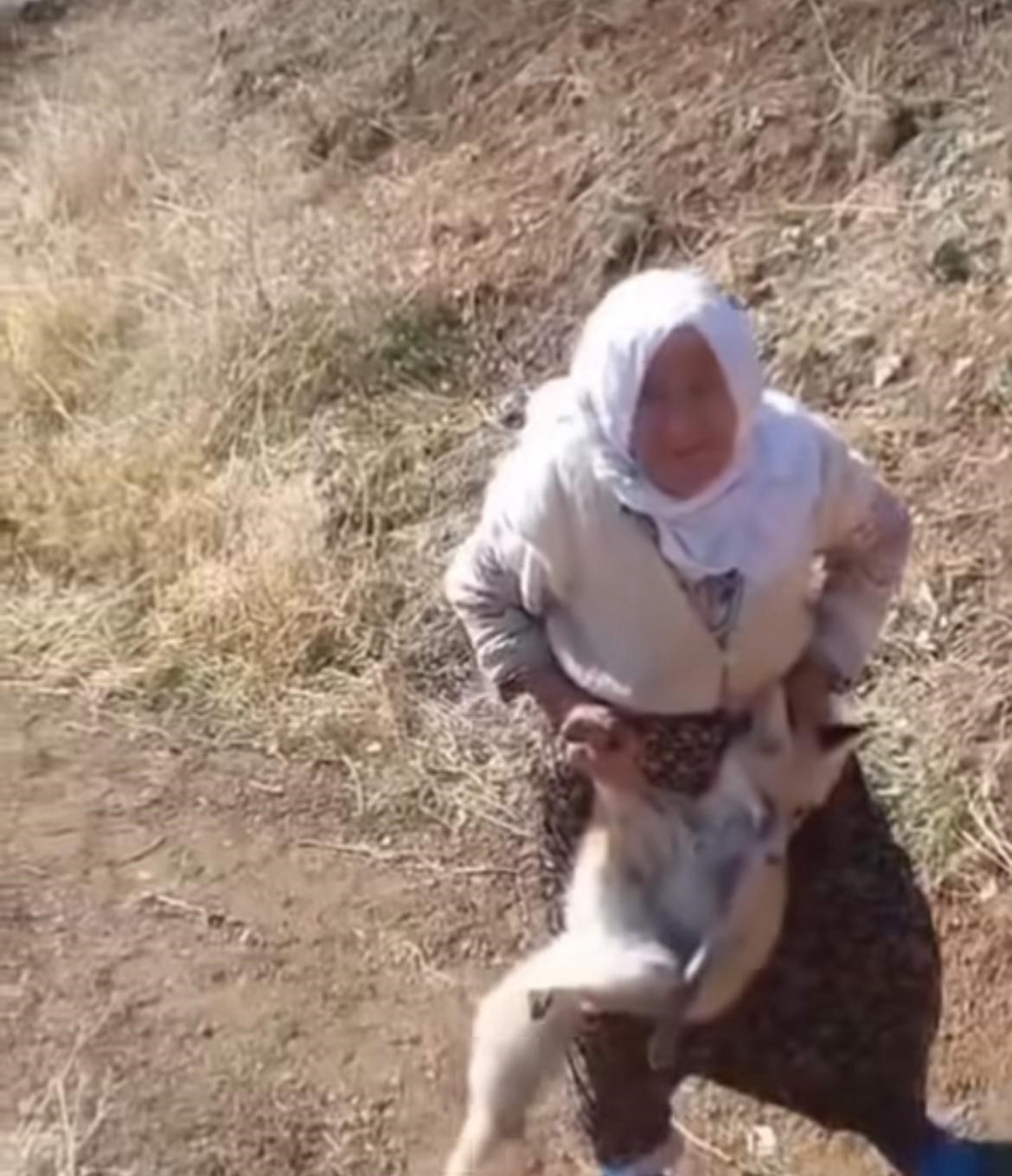 KÜMESİNE GİREN TİLKİYİ YAKALADIKTAN SONRA ONU ÖLDÜRMEK YERİNE KUCAĞINA ALIP KÖY MEYDANINA GETİREN...