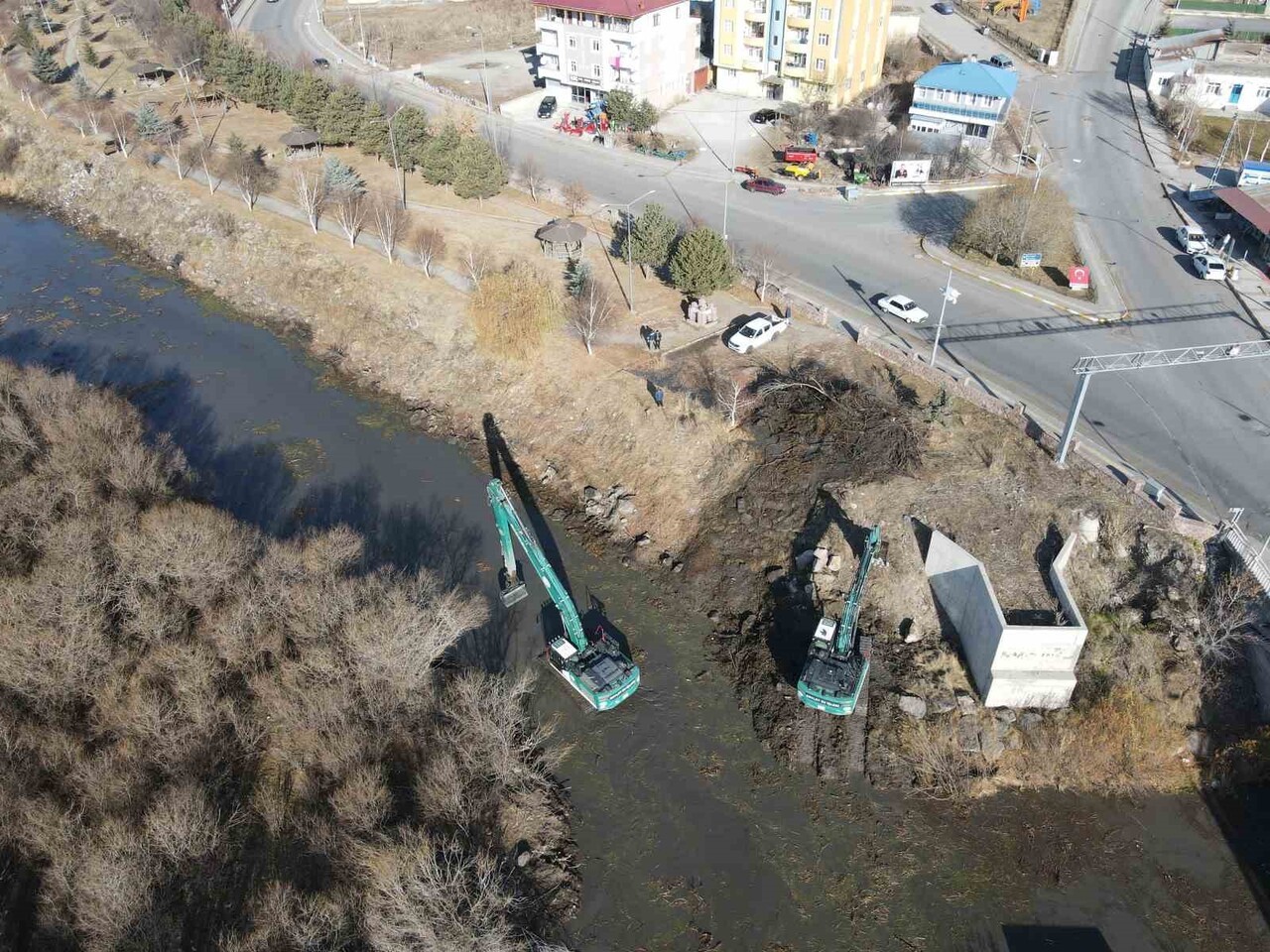 KURA NEHRİ’NDE YAPILAN TEMİZLİK ÇALIŞMASI. (OLGUN YILDIZ/ARDAHAN-İHA)