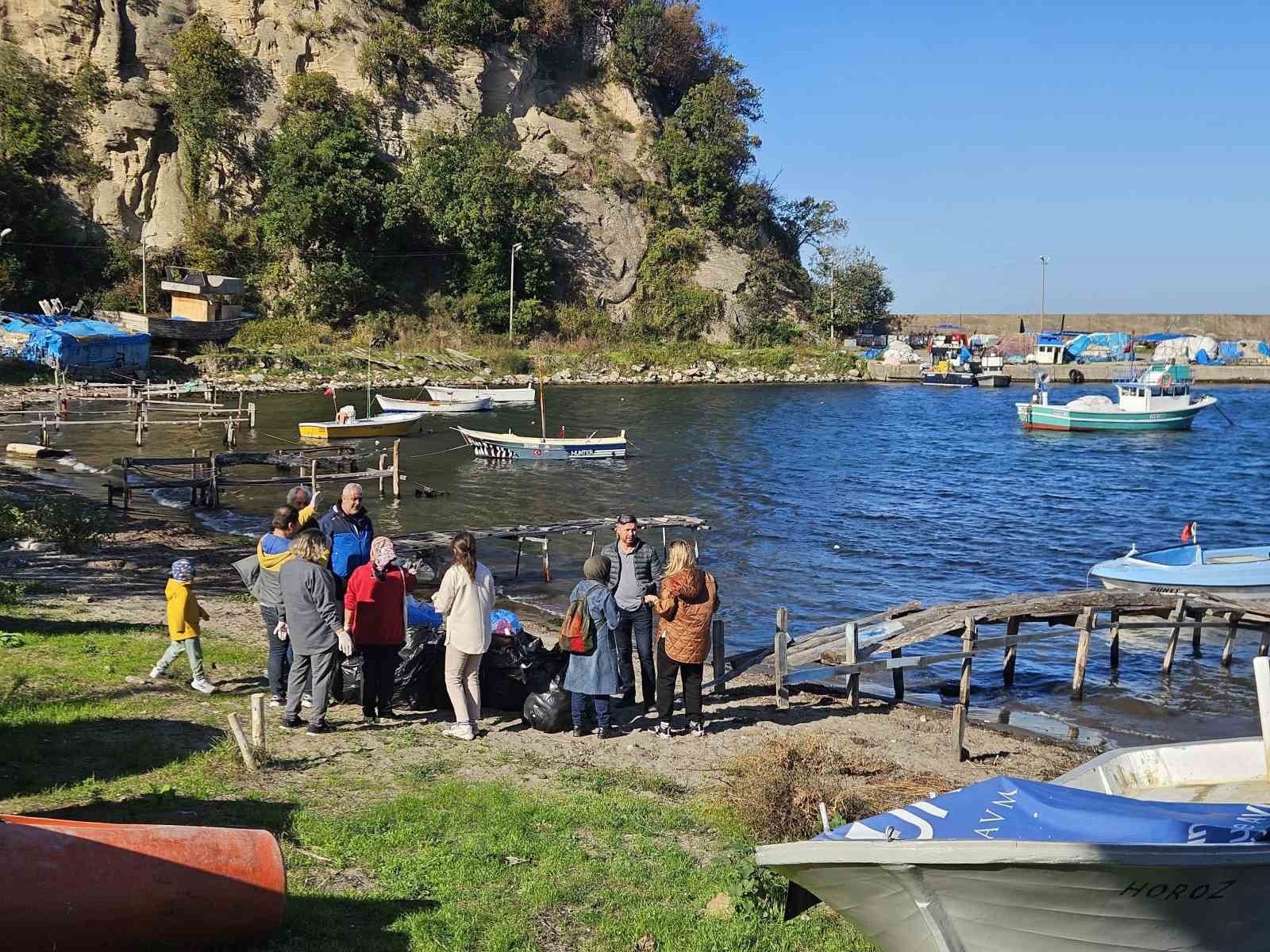 KURUCAŞİLE'DE 30 POŞET ÇÖP TOPLANDI