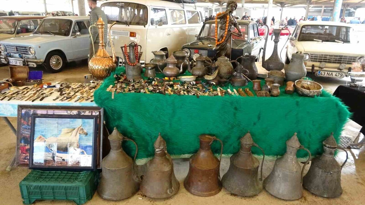 KÜTAHYA 'ANTİKA PAZARI'NDA KLASİK ARABA SERGİSİ'NE YOĞUN İLGİ