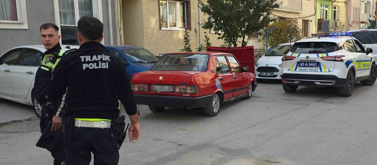 KÜTAHYA'DA 'DUR' İHTARINA UYMAYAN SÜRÜCÜ ARACINI BIRAKIP KAÇTI NOT: PLAKAYI KAPATALIM