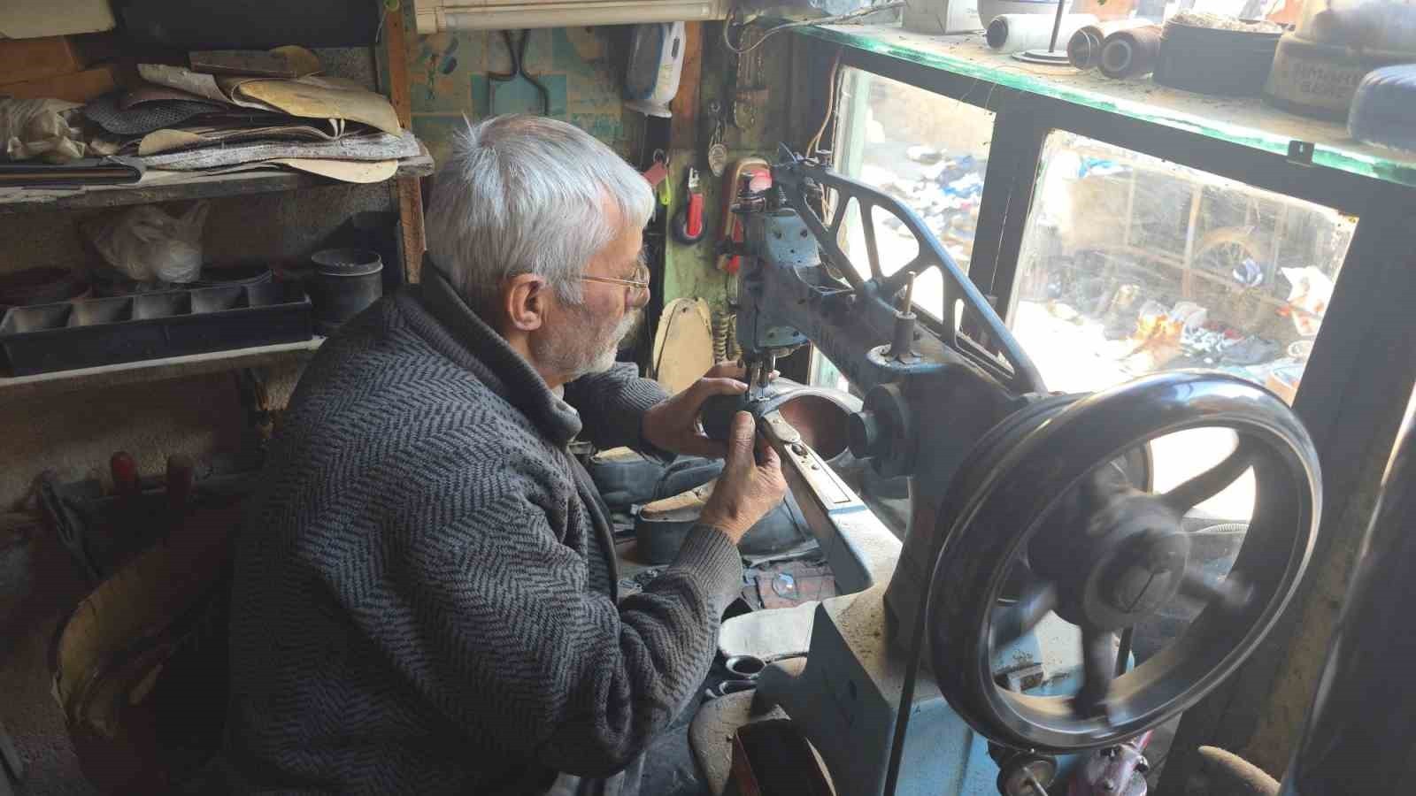 KÜTAHYA'DA 65 YILDIR AYAKKABI TAMİRCİLİĞİ YAPAN 78 YAŞINDAKİ MEHMET ERSULAK, MESLEĞİN GİDEREK YOK...