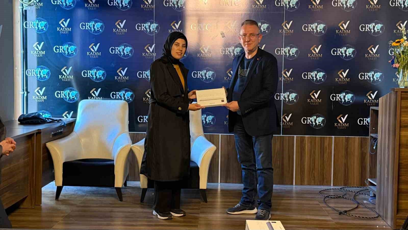 KÜTAHYA'DA ARAŞTIRMACI ÖĞRENCİLERİNE TABLET DESTEĞİ