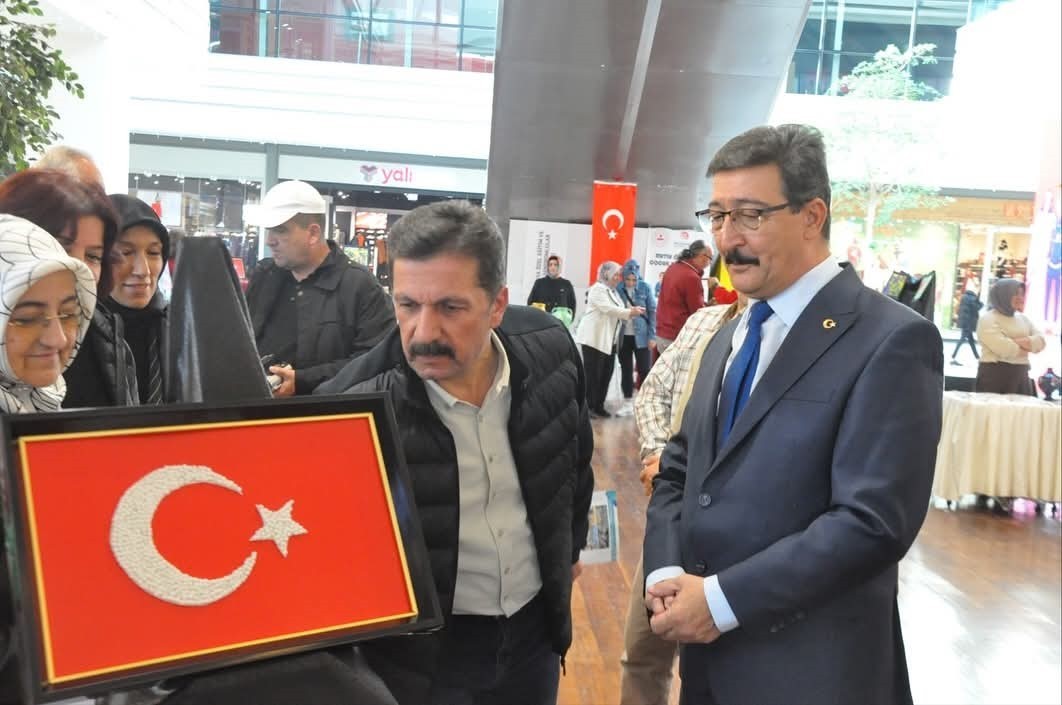 KÜTAHYA'DA "MUTLU ÖZEL ÇOCUK AİLELERİ PROJESİ" SERGİSİ
