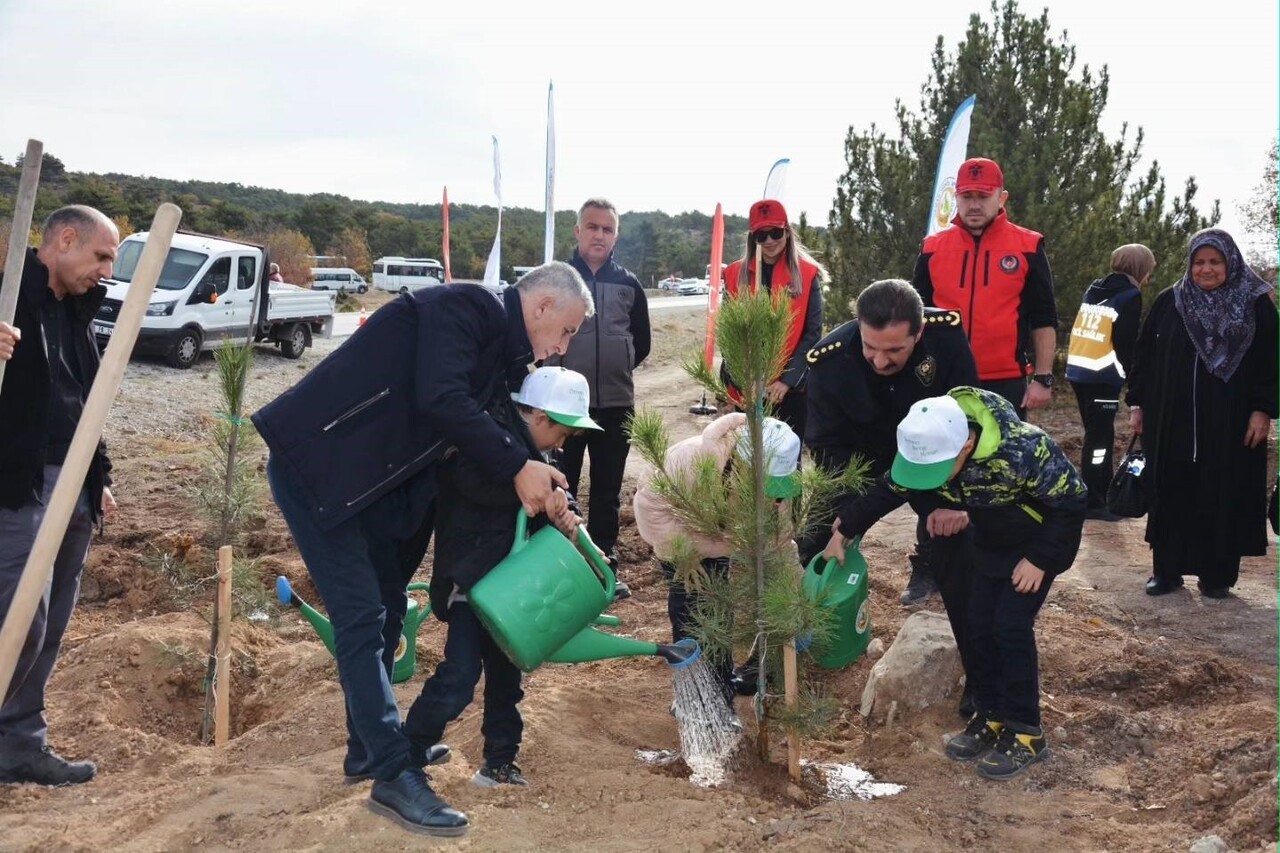 KÜTAHYA'DA ŞEHİTLER İÇİN 350 FİDAN TOPRAKLA BULUŞTU