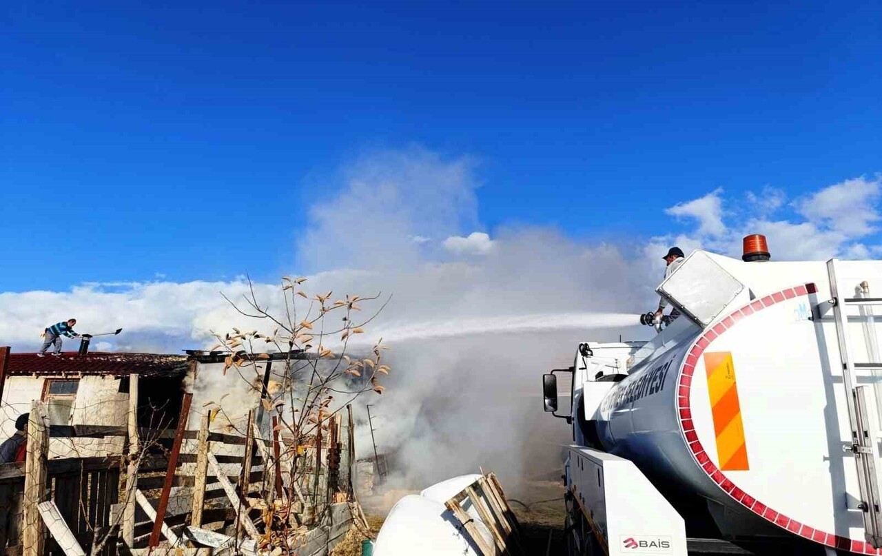 KÜTAHYA’DA AHIR YANGINI BÜYÜMEDEN SÖNDÜRÜLDÜ