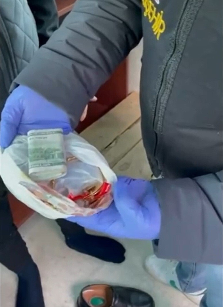 KÜTAHYA’DA KENDİLERİNİ POLİS VE SAVCI OLARAK TANITARAK 558 BİN LİRALIK DOLANDIRICILIK YAPAN...