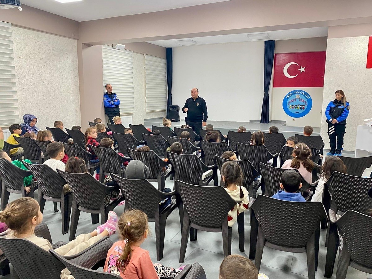 KÜTAHYA’DA MİNİK ÖĞRENCİLERE SUÇTAN KORUNMA YÖNTEMLERİ ANLATILDI