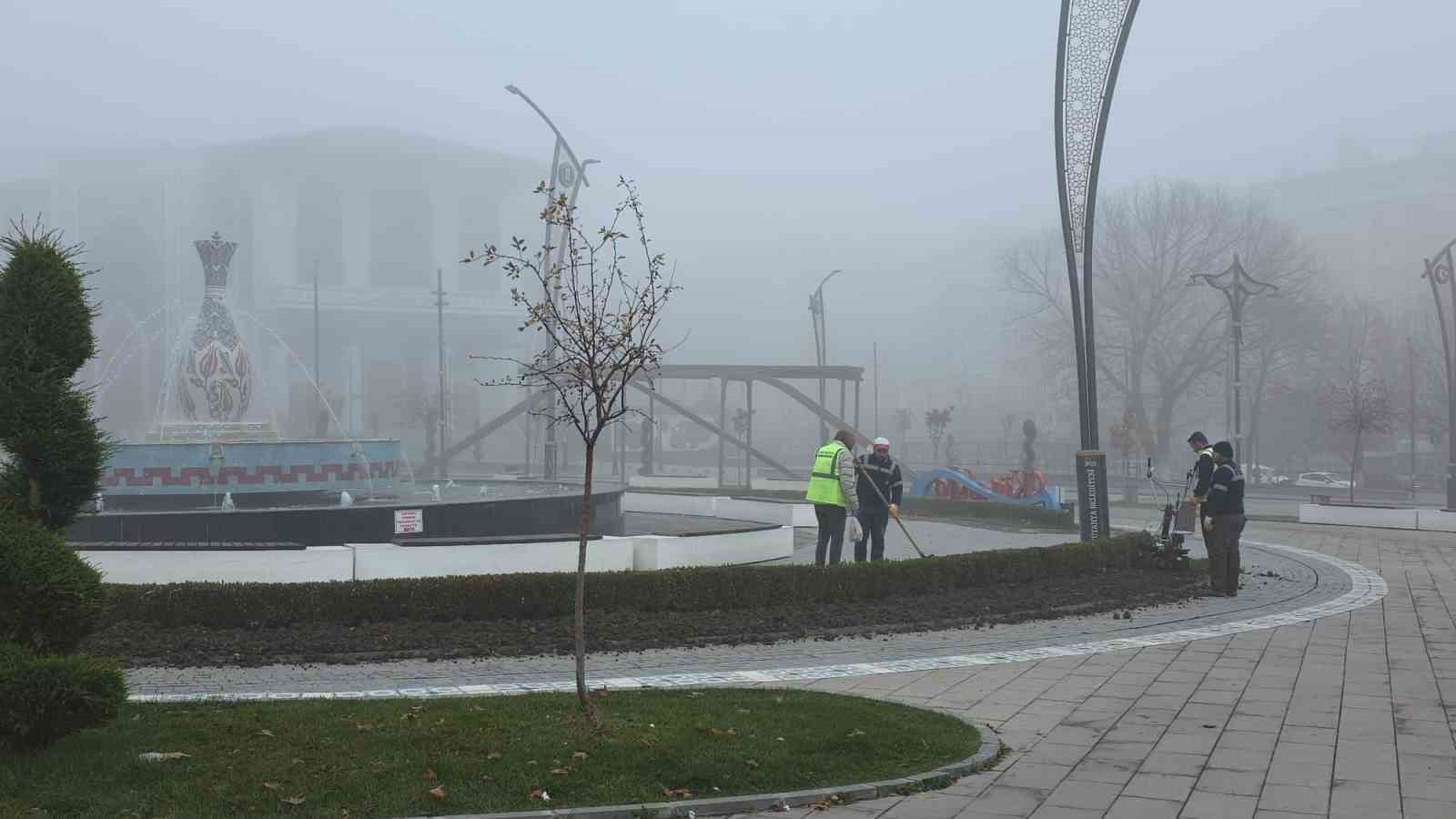 KÜTAHYA’DA YOĞUN SİS ULAŞIMI OLUMSUZ ETKİLEDİ
