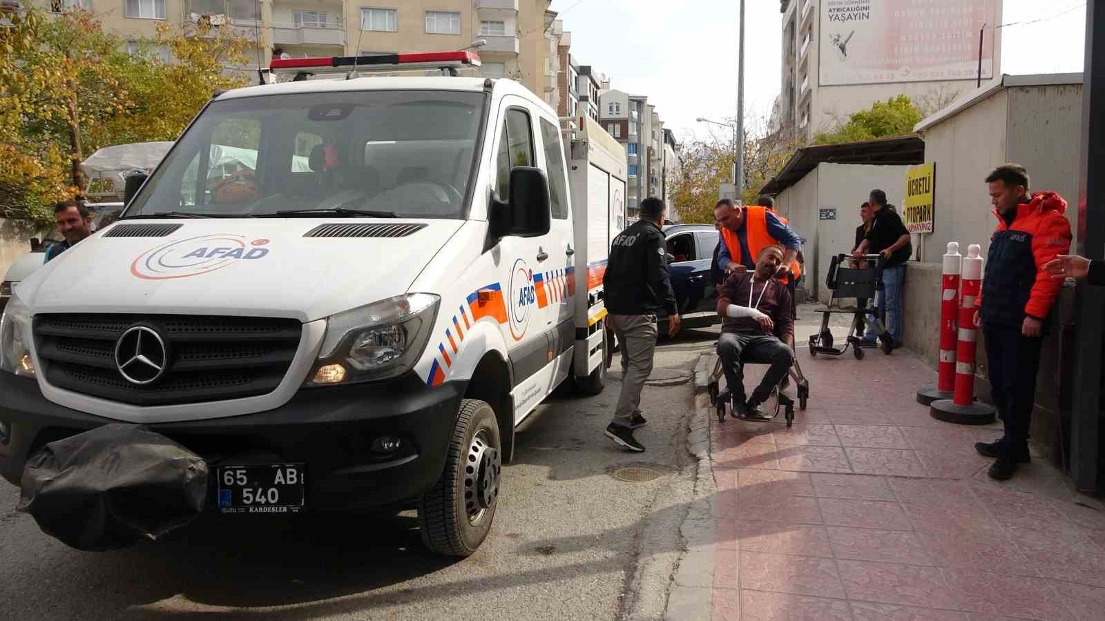 LOKMAN HEKİM VAN HASTANESİ, MUHTEMEL BİR DEPREME HAZIRLIK AMACIYLA GERÇEĞİ ARATMAYAN BİR TATBİKAT...