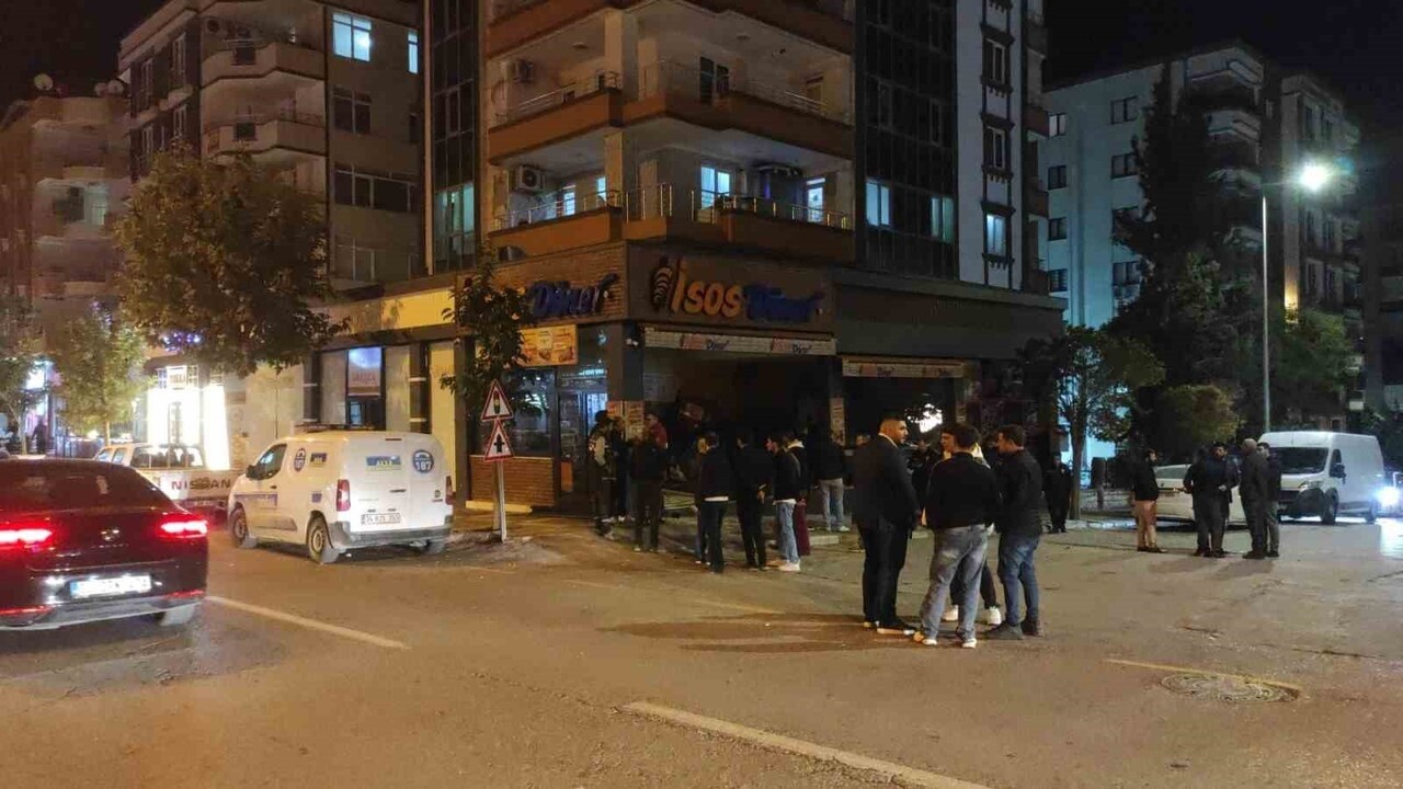 LÜKS ARAÇ YENİ AÇILAN DÖNERCİYE DALDI