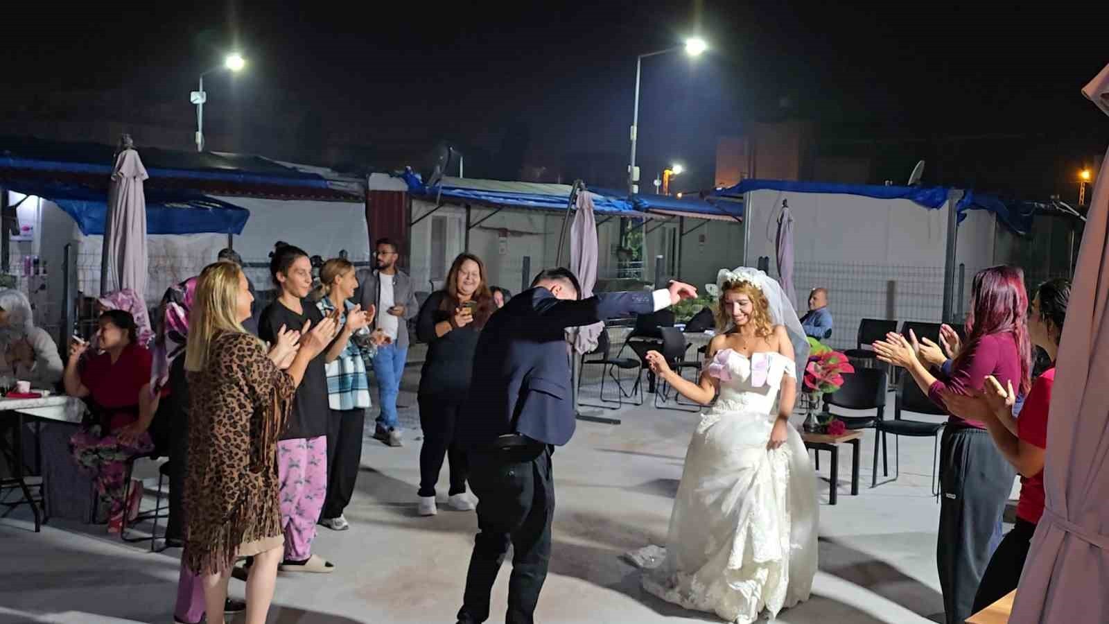 MADDİ İMKANSIZLIKLARINDAN VE YAKINLARININ OLMAMASINDAN DOLAYI DÜĞÜN YAPAMAYAN ÇİFTİN DÜĞÜNÜ...