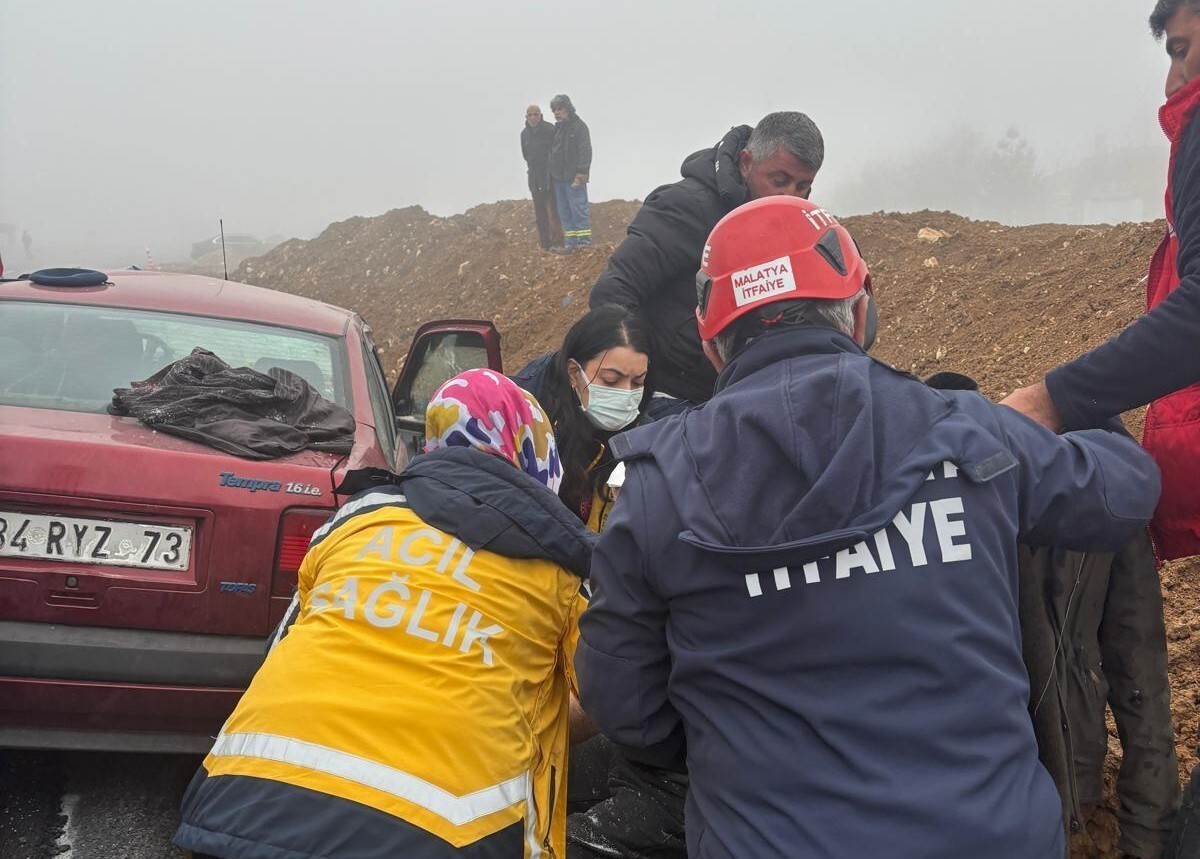 MALATYA'DA İKİ OTOMOBİL ÇARPIŞTI: 5 YARALI
