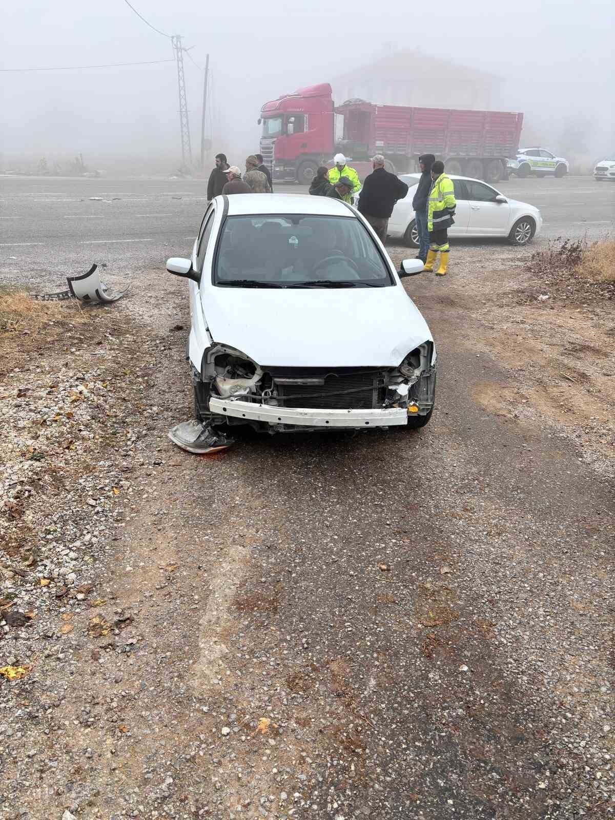 MALATYA'DA OTOMOBİL İLE ÇARPIŞAN HAFİF TİCARİ ARACIN SÜRÜCÜSÜ YARALANDI.