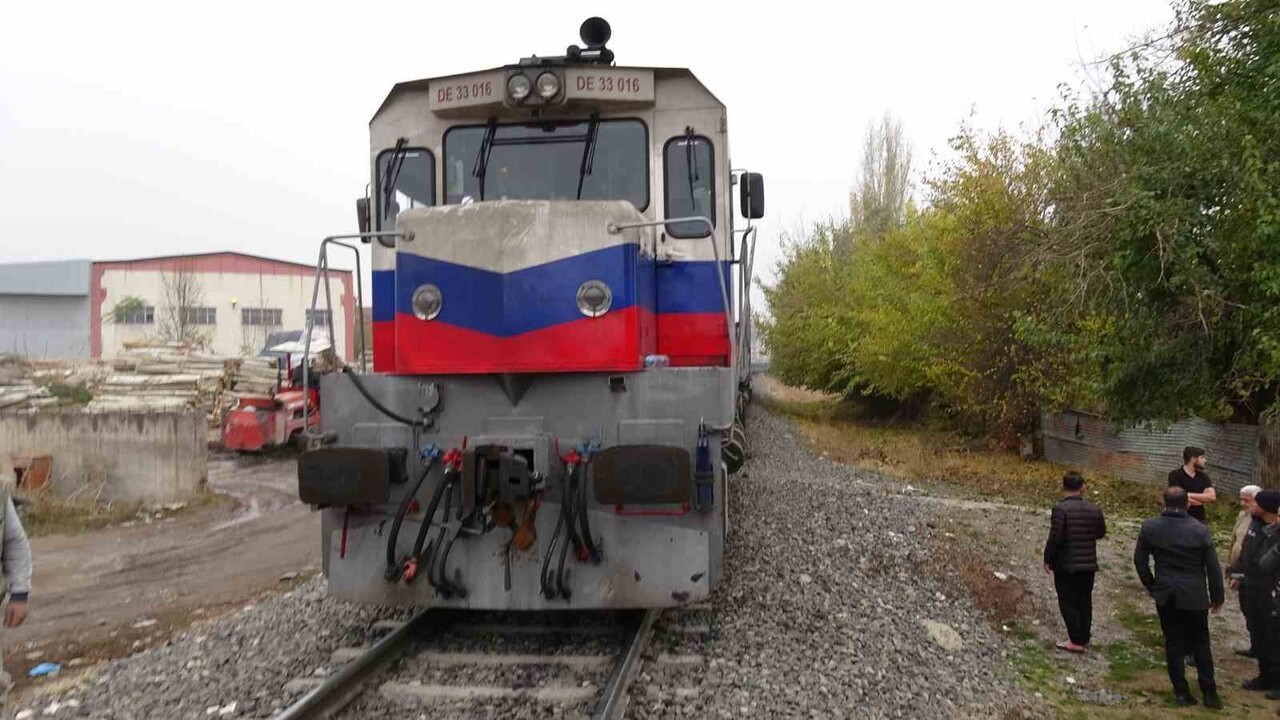 MALATYA'DA RAYLARA DÜŞEN BİR KİŞİ YÜK TRENİNİN ÇARPMASI SONUCU YARALANDI.