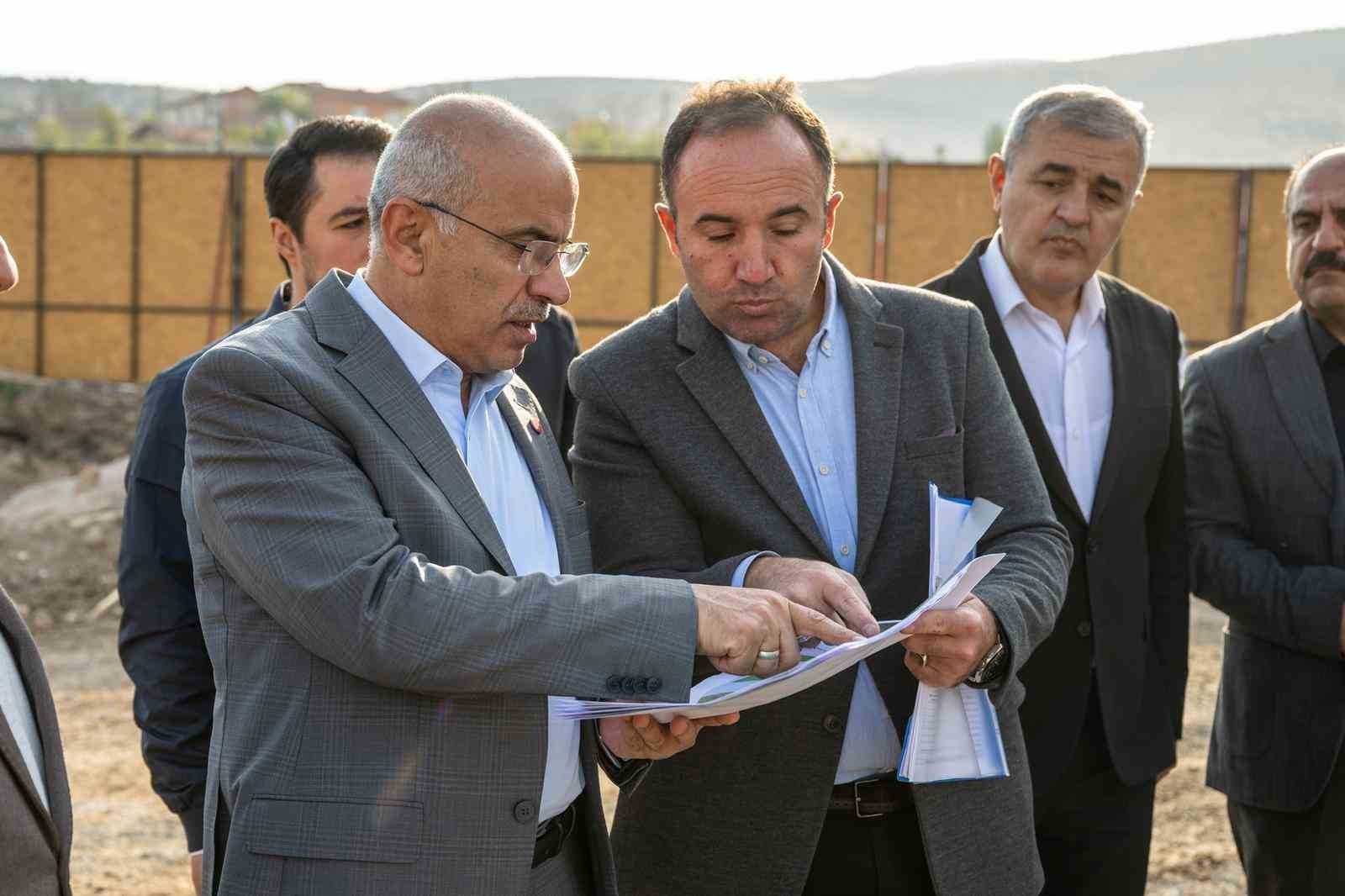 MALATYA BÜYÜKŞEHİR BELEDİYE BAŞKANI SAMİ ER, BAŞHARIK MAHALLESİNDE YAPIMI DEVAM EDEN GENÇLİK...