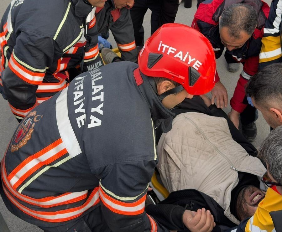 MALATYA’DA KAMYONET İLE KAMYON ÇARPIŞTI: 1 YARALI