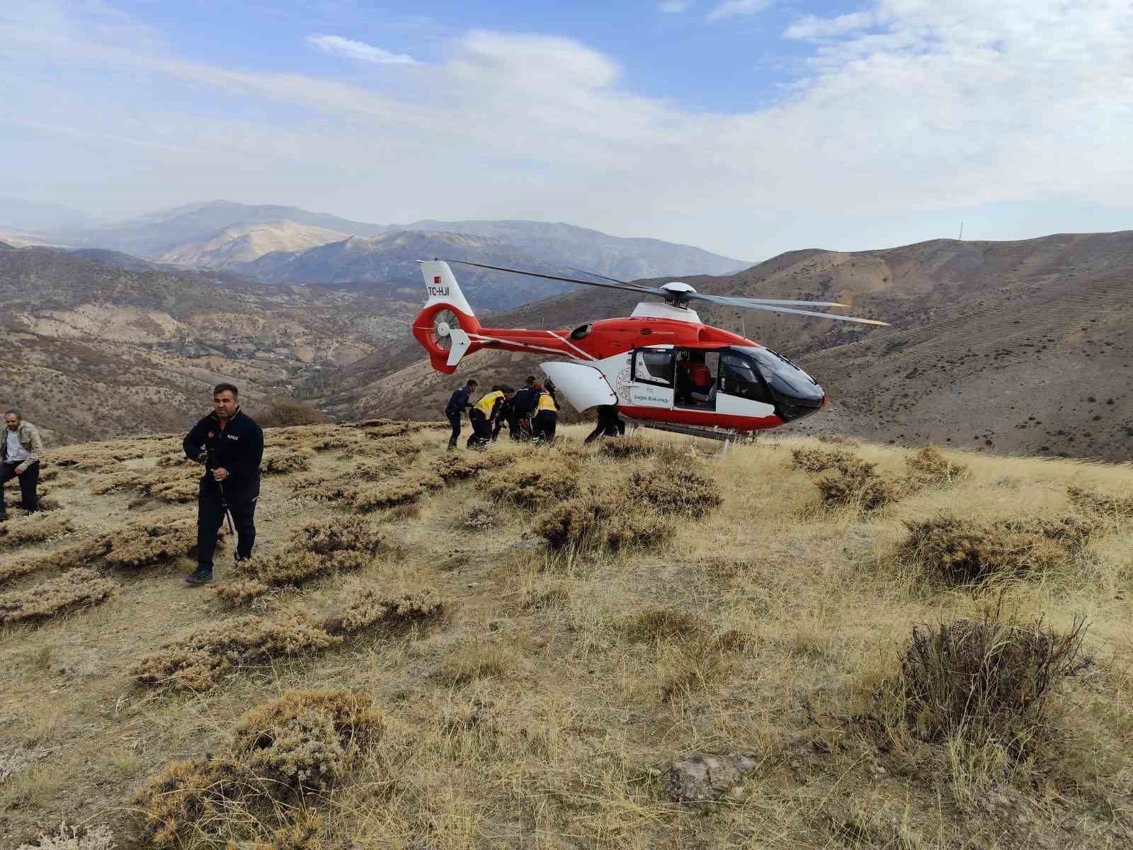 MALATYA’DA UÇURUMA YUVARLANAN BİR KİŞİ HELİKOPTER İLE KURTARILDI