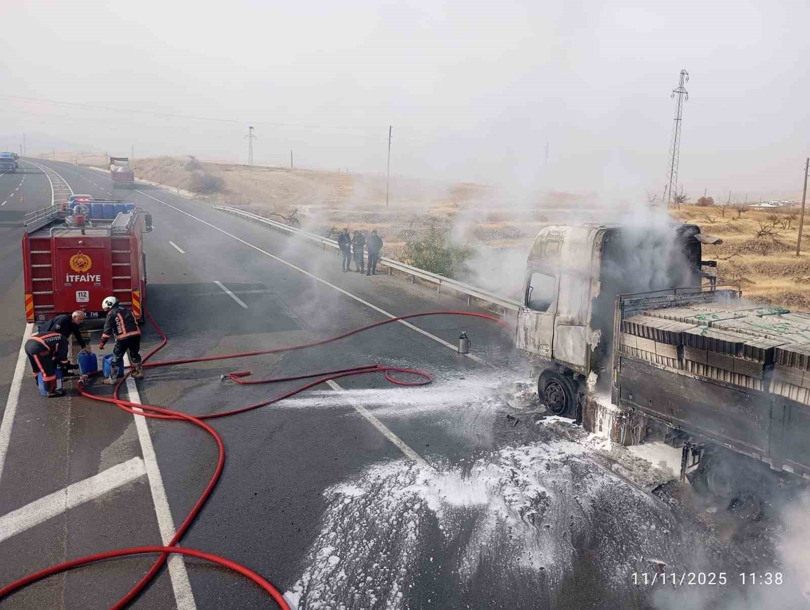 MALATYA-ELAZIĞ KARAYOLU KALE İLÇESİ MEVKİİNDE İNŞAAT MALZEMESİ YÜKLÜ BİR TIRDA ÇIKAN YANGIN...