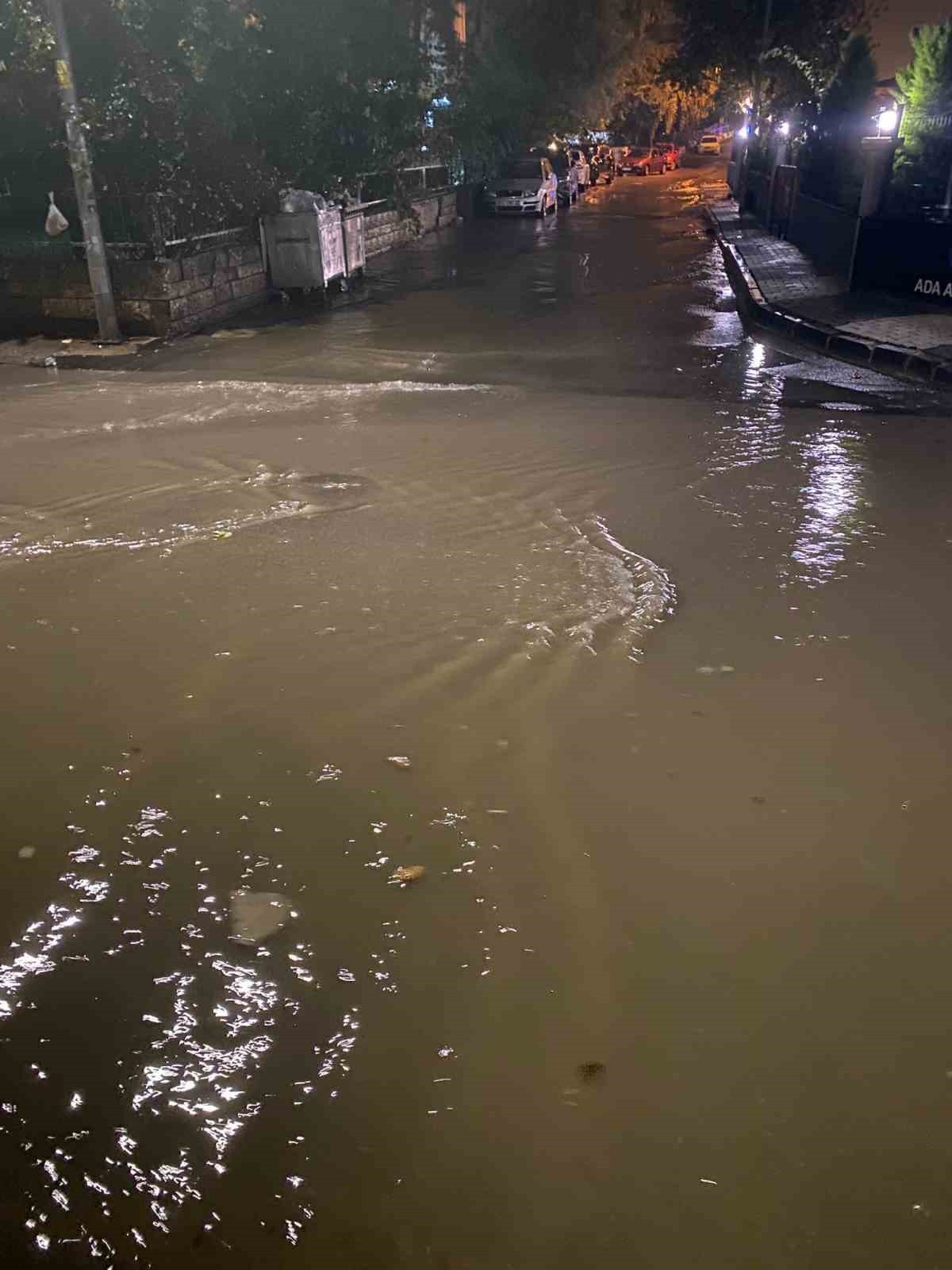 MALTEPE'DE YOLLAR GÖLE DÖNDÜ