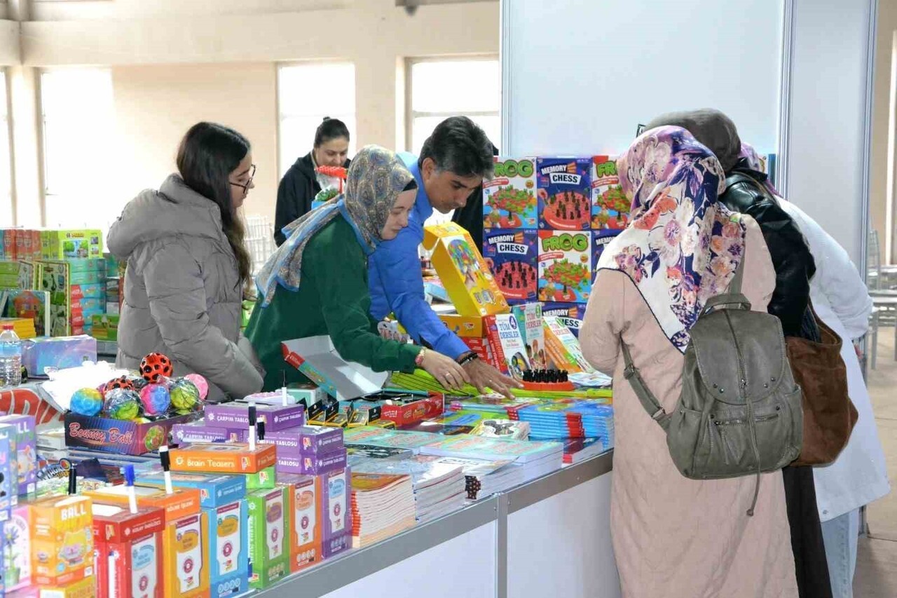 MANİSA'DA 8’İNCİ KEZ KAPILARINI AÇAN MANİSA KİTAP FUARI, YÜZLERCE YAYINEVİ, SÖYLEŞİ VE İMZA GÜNÜ...