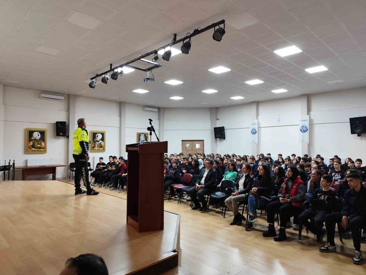 MANİSA'DA EMNİYET EKİPLERİ TARAFINDAN, İL MERKEZİNDEKİ 4 OKULDA ÖĞRETMEN, ÖĞRENCİ VE VELİLERE...