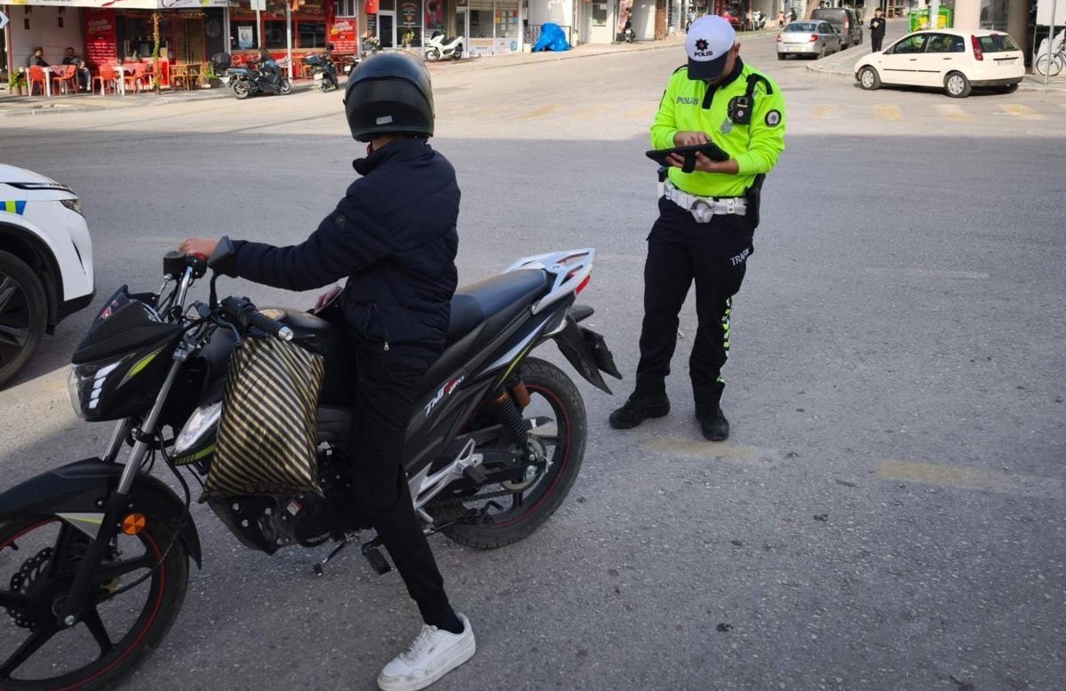 MANİSA'DA MOTOSİKLET VE FİLM CAM DENETİMİNDE 2 BİN 243 ARACIN KONTROL EDİLDİĞİ, DENETİMDE 1,5...