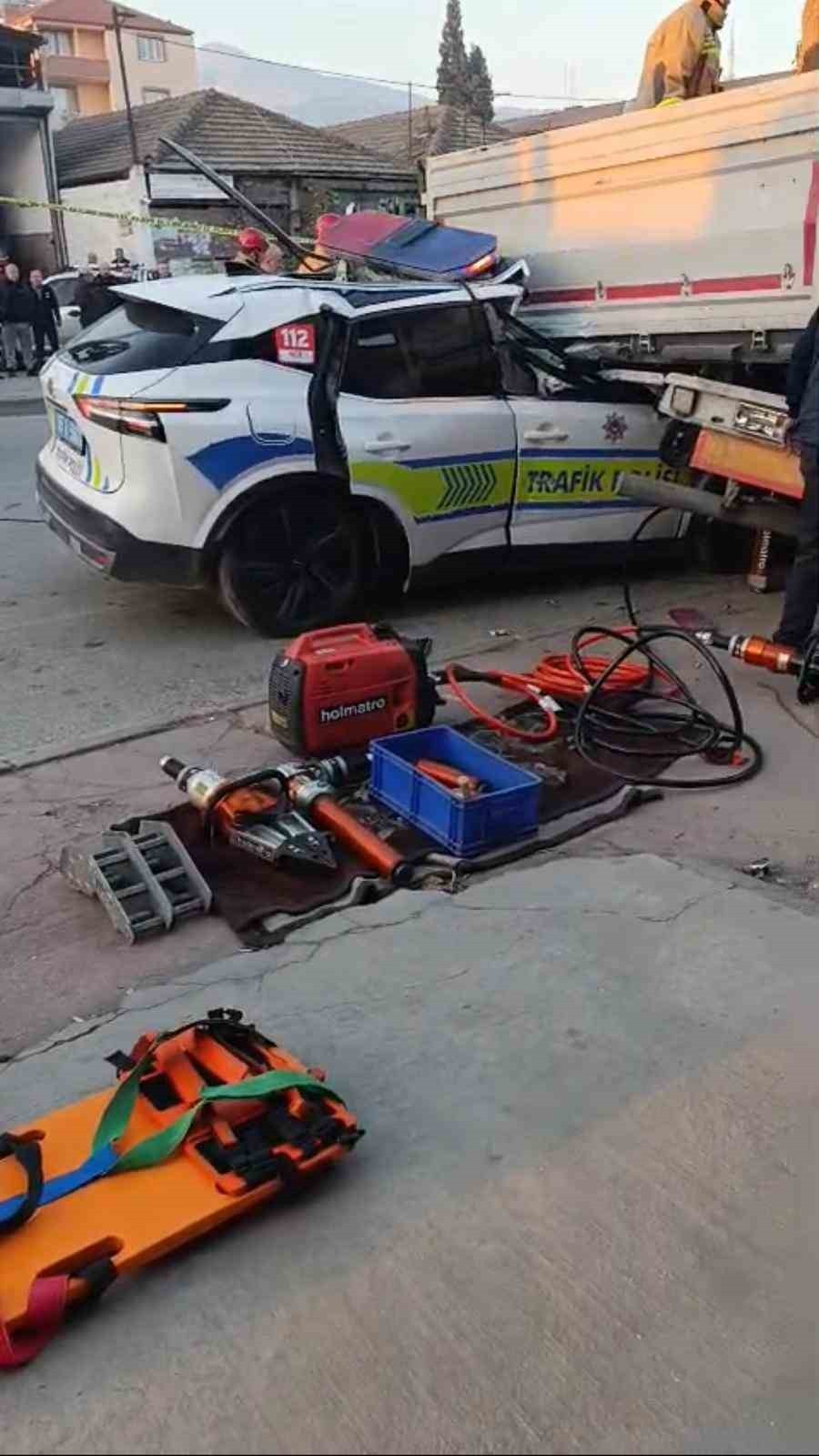 MANİSA'NIN ALAŞEHİR İLÇESİNDE ALAŞEHİR - SARIGÖL YOLU ÜZERİNDE TRAFİK POLİSİ ARACININ TIRA...