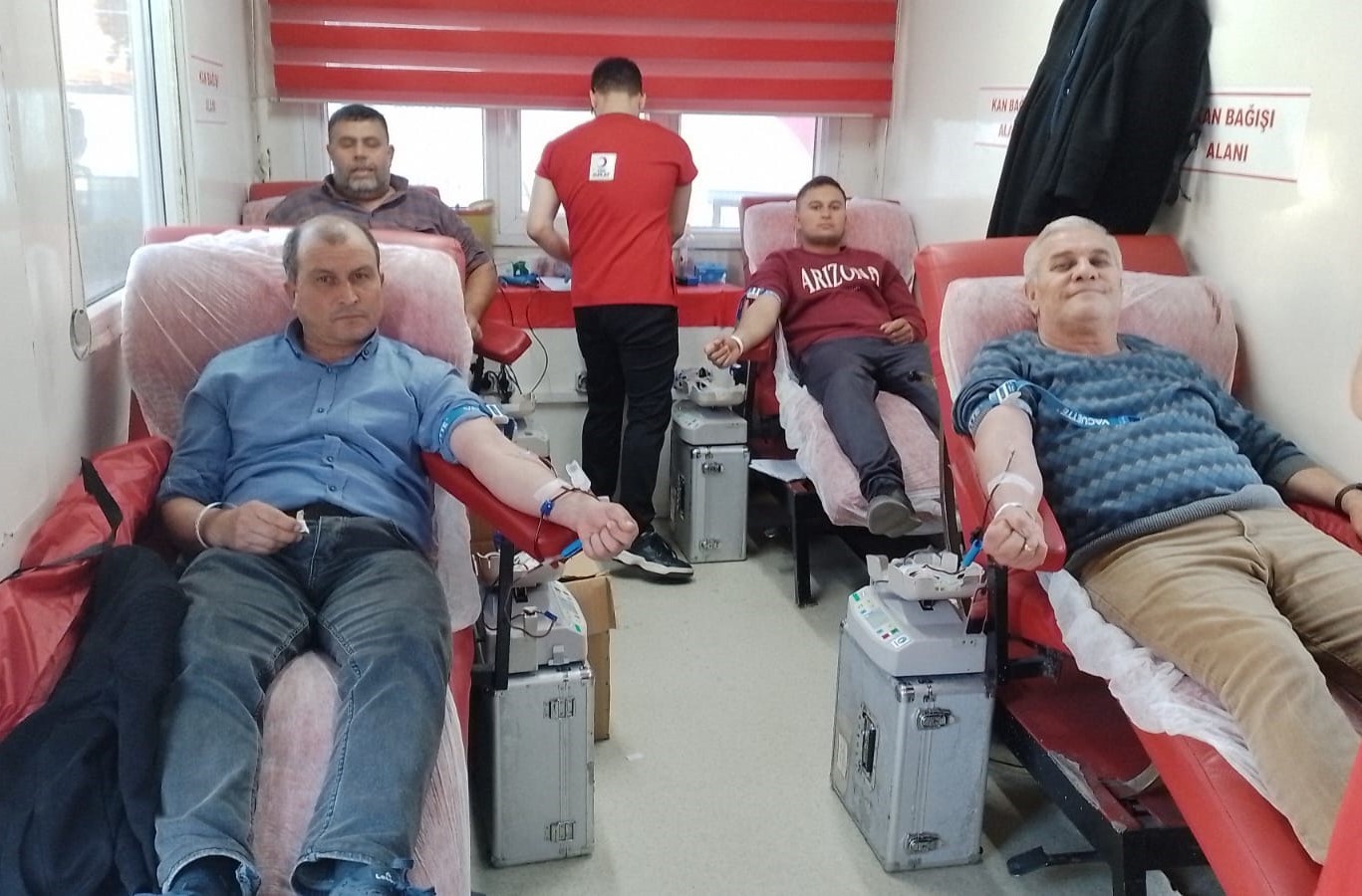 MANİSA'NIN SARIGÖL İLÇESİNDE KIZILAY TARAFINDAN DÜZENLENEN KAN BAĞIŞ KAMPANYASINDA BİR GÜNDE 30...