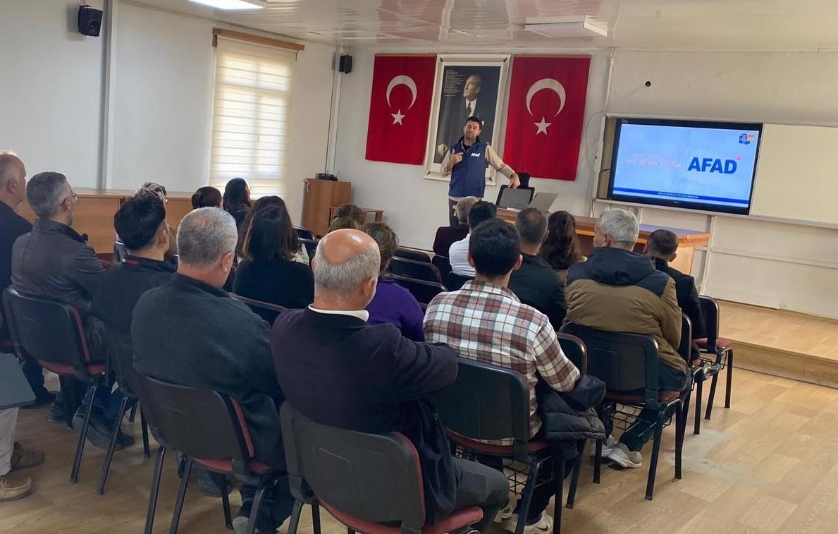 MANİSA AFAD EKİPLERİ, SARIGÖL’DE KAMU PERSONELİ İLE MUHTAR VE AZALARA AFET ÖNCESİ HAZIRLIK VE...